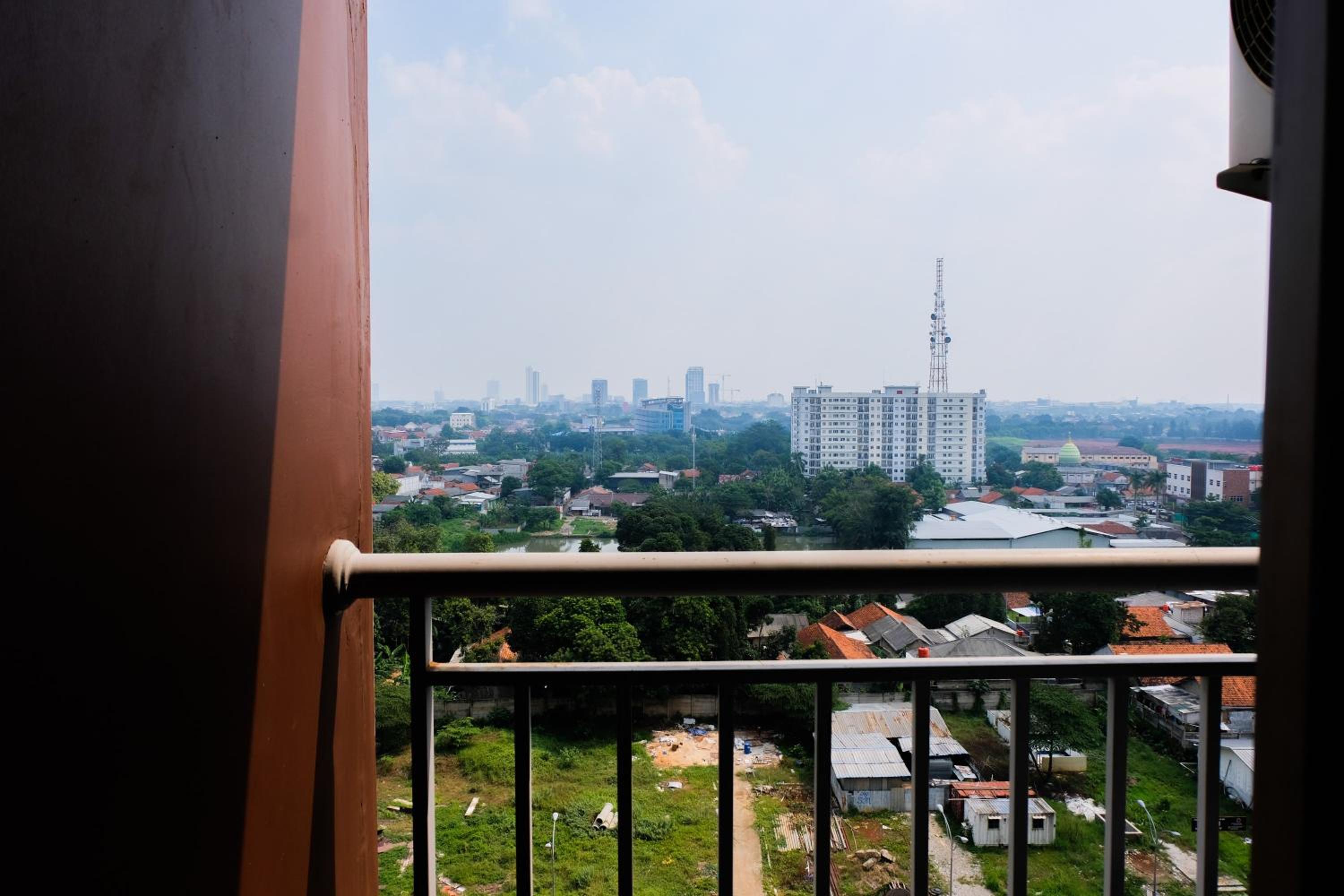 Cozy Studio Serpong Greenview Apartment By Travelio