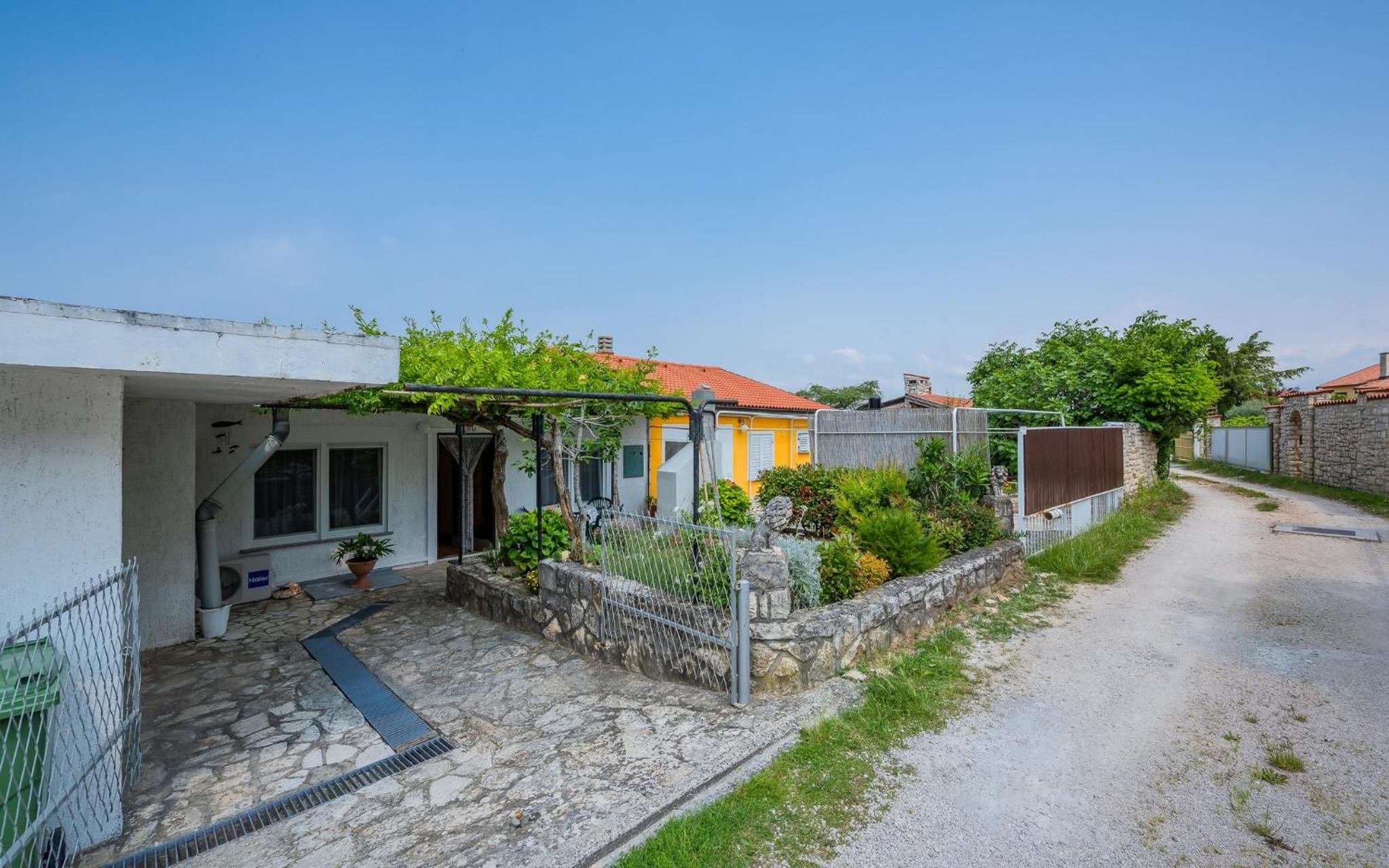 Apartment Crveni - a three bedroom apartment with a stunning sea view view 5