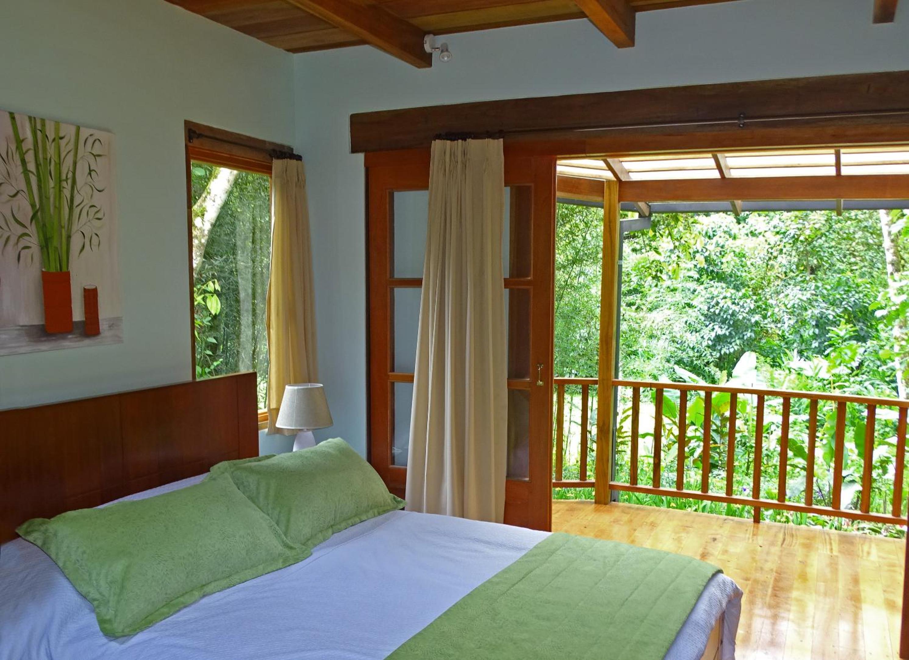 Sacha Urco Lodge -Private Cloud Forest Reserve in Mindo- 4x4 recommended March-April