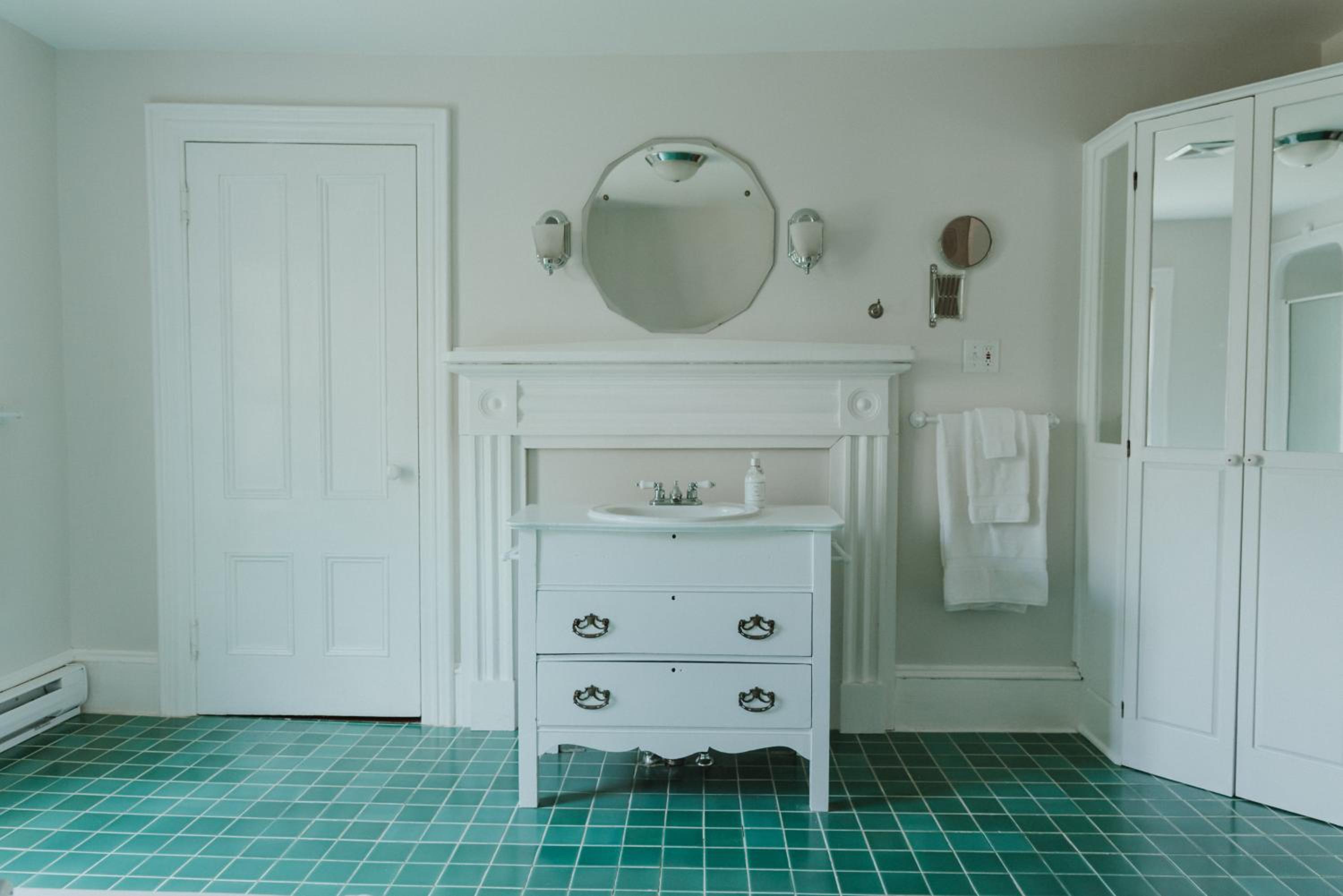 The Kitch'inn - Boutique Inn and Wine Bar