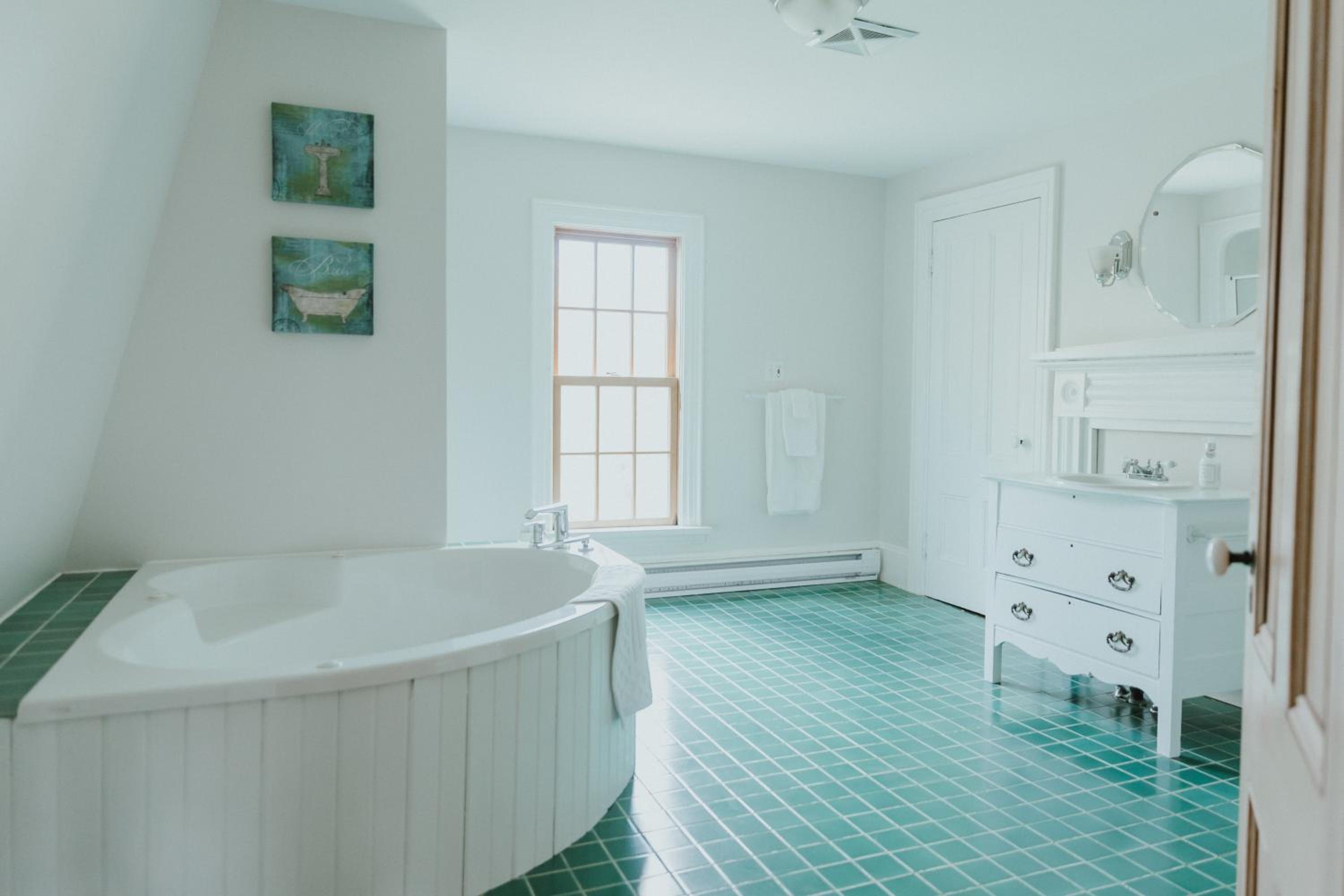 The Kitch'inn - Boutique Inn and Wine Bar