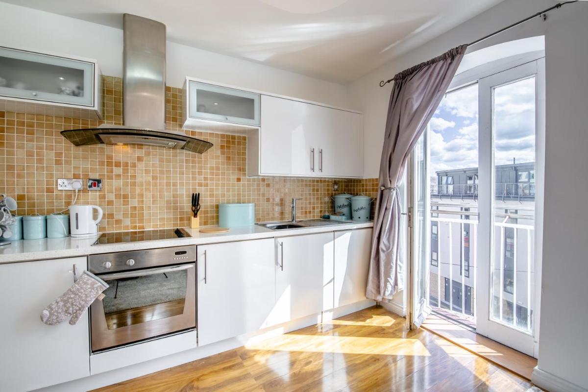 Luxury Central Newcastle Apartment 23 view 4