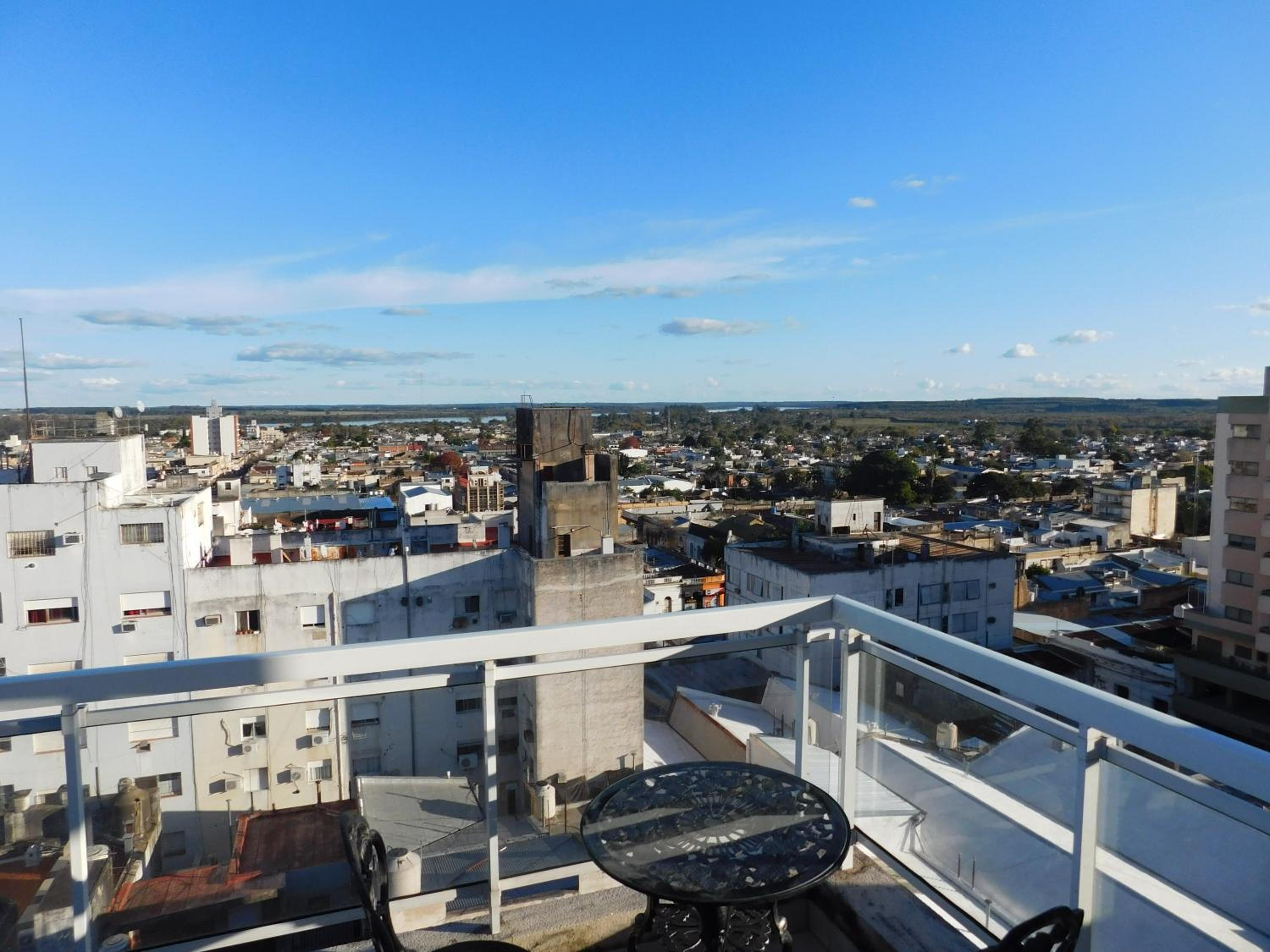 Departamento en peatonal con terraza y vista al río Uruguay