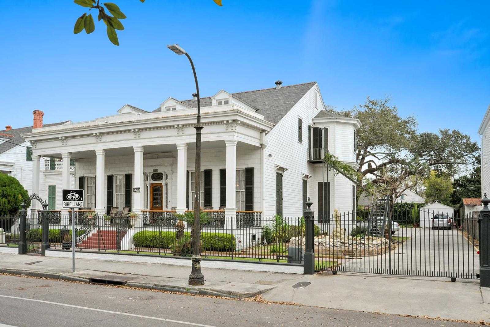 Hotel Ashton's Bed and Breakfast