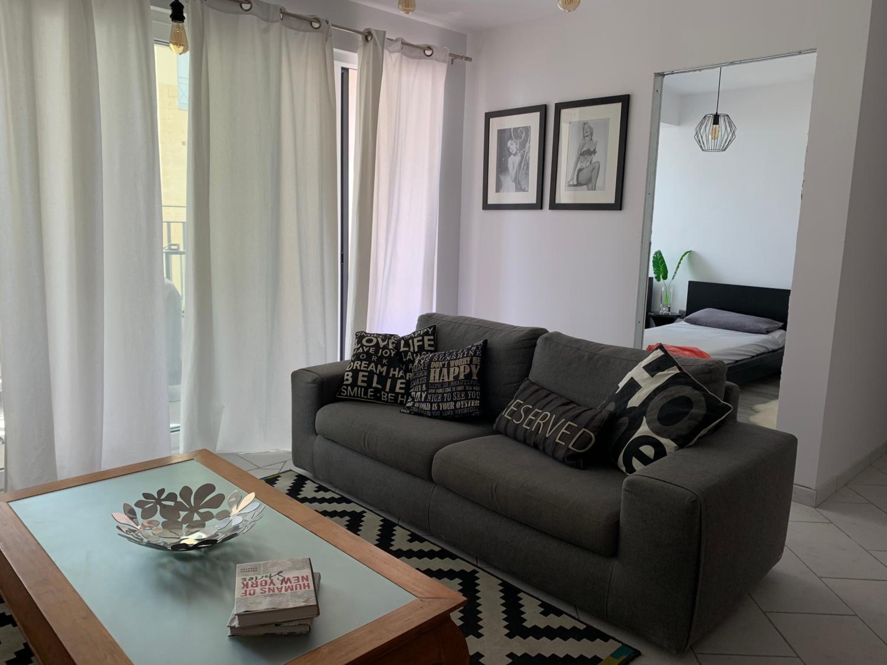 Spacious seaview Sliema Apt, steps from Valletta Ferry