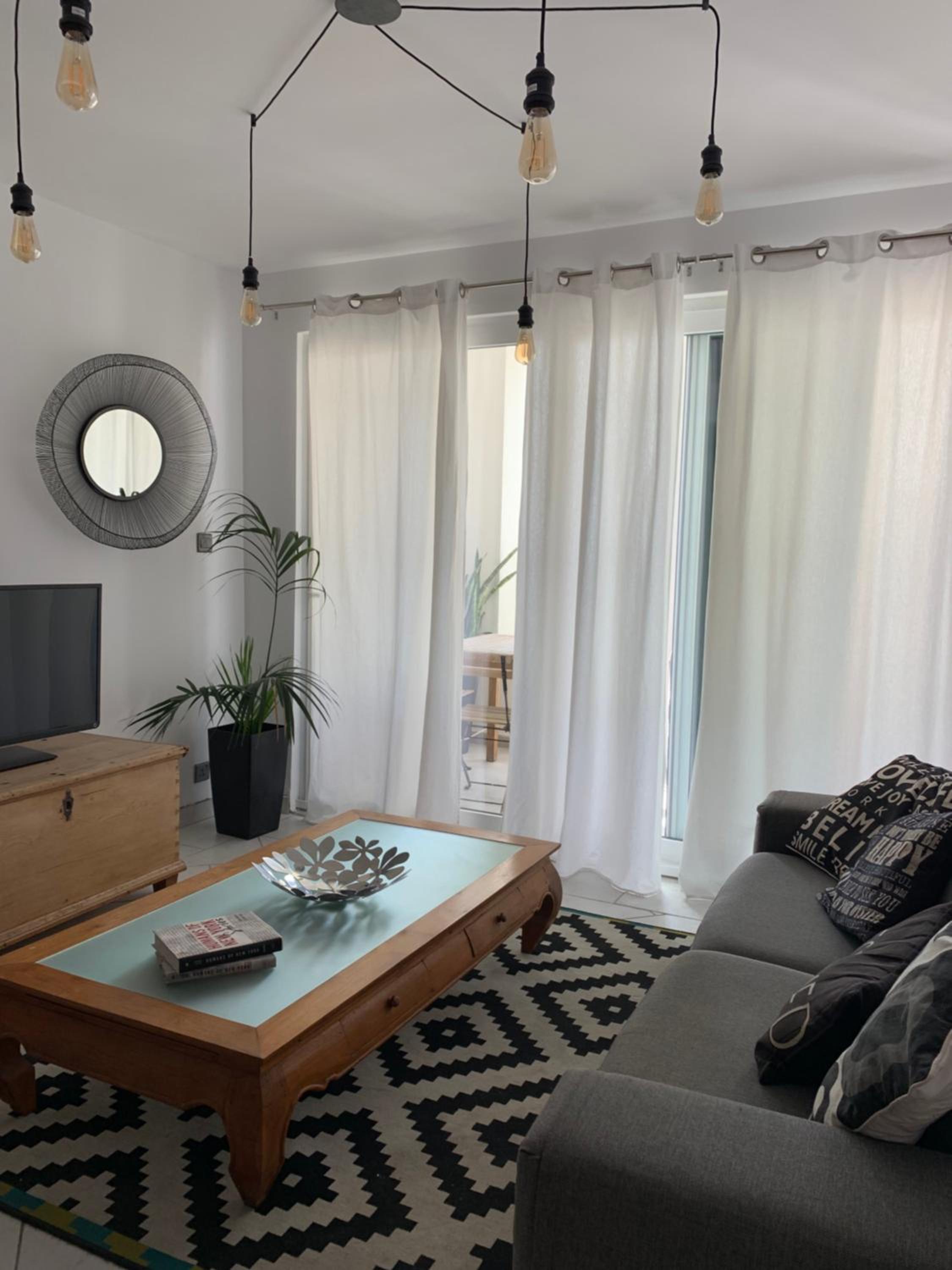 Spacious seaview Sliema Apt, steps from Valletta Ferry