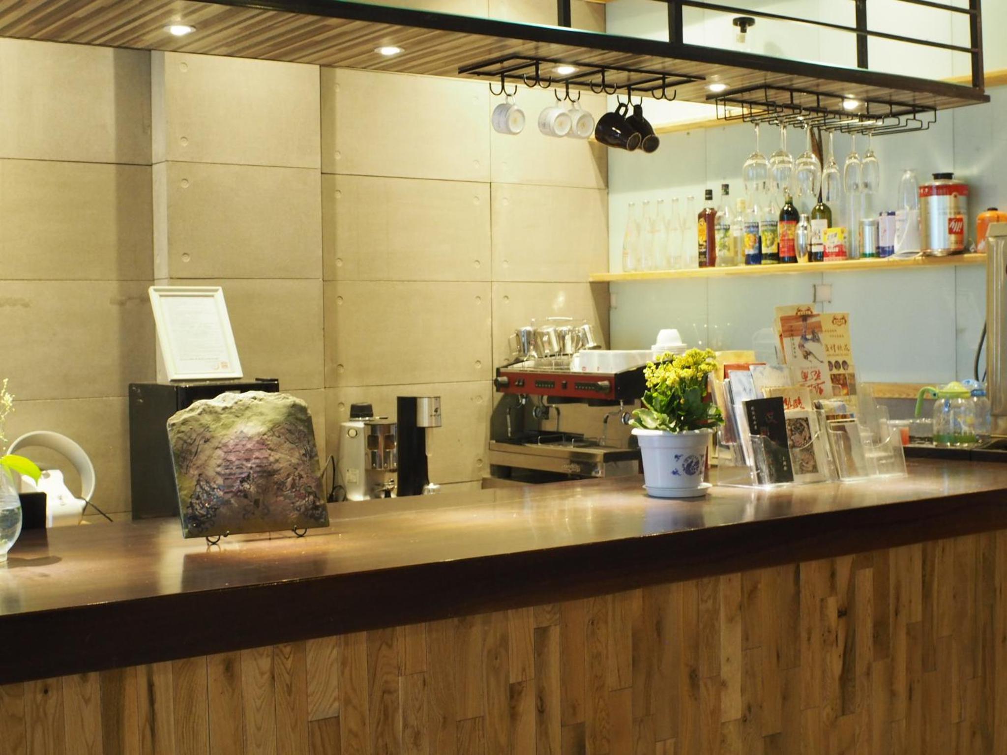 Right Here Hotel (Dunhuang International Youth Hostel)