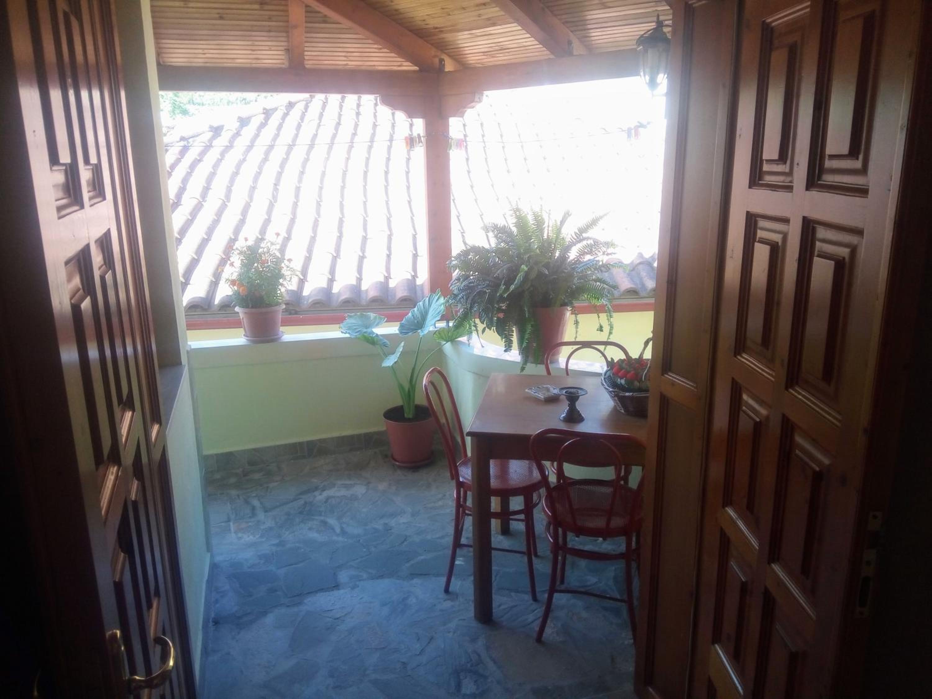 Nako Guest House bar&restaurants