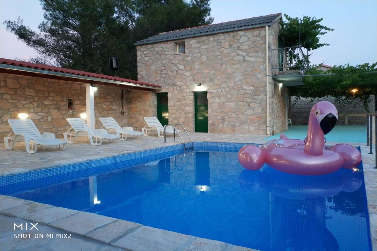 Tennis court Studio Slivje with pool view 2