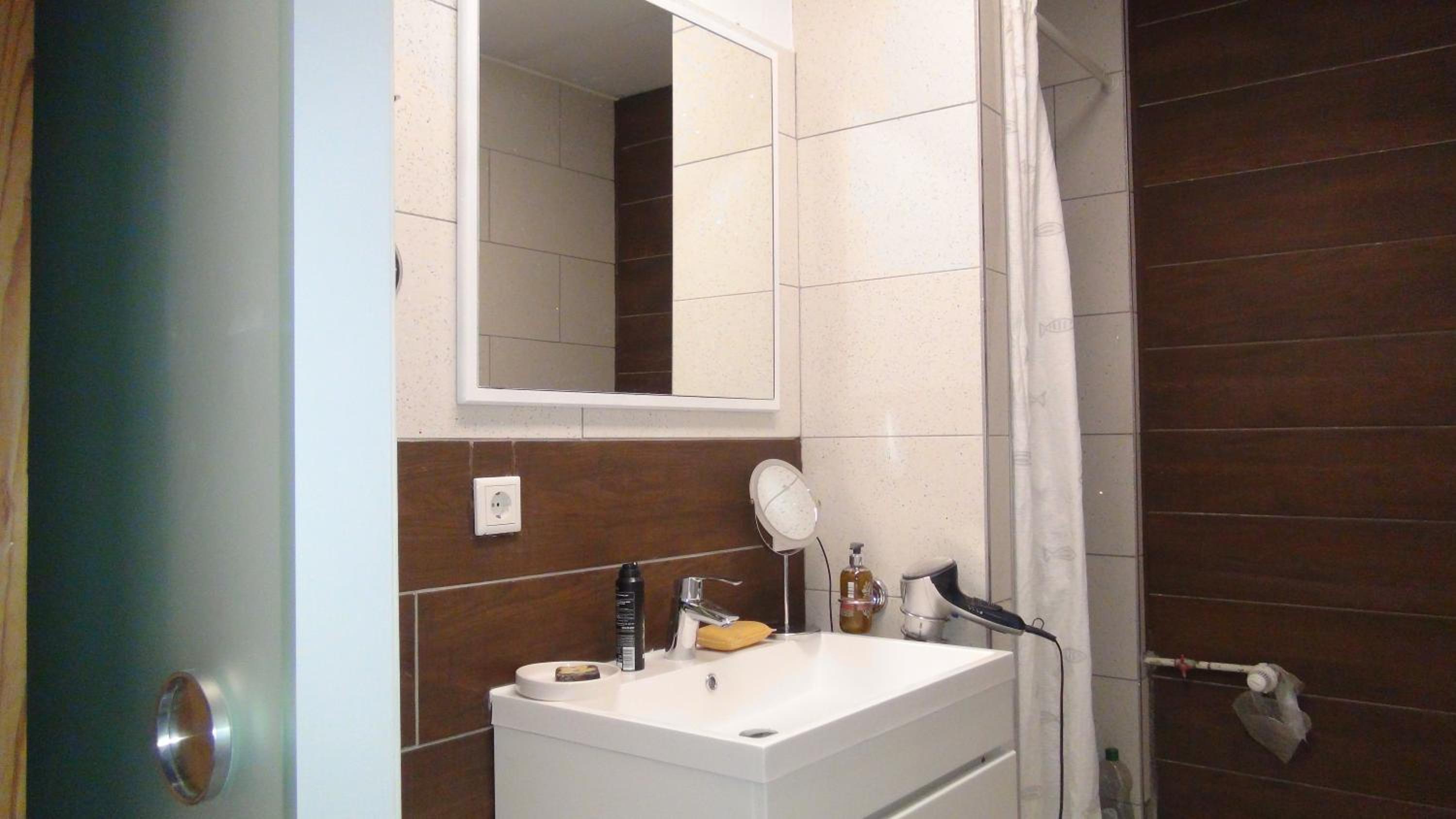 Guestroom with wide view and pool near city side, 2nd guest with extra bed possible view 5