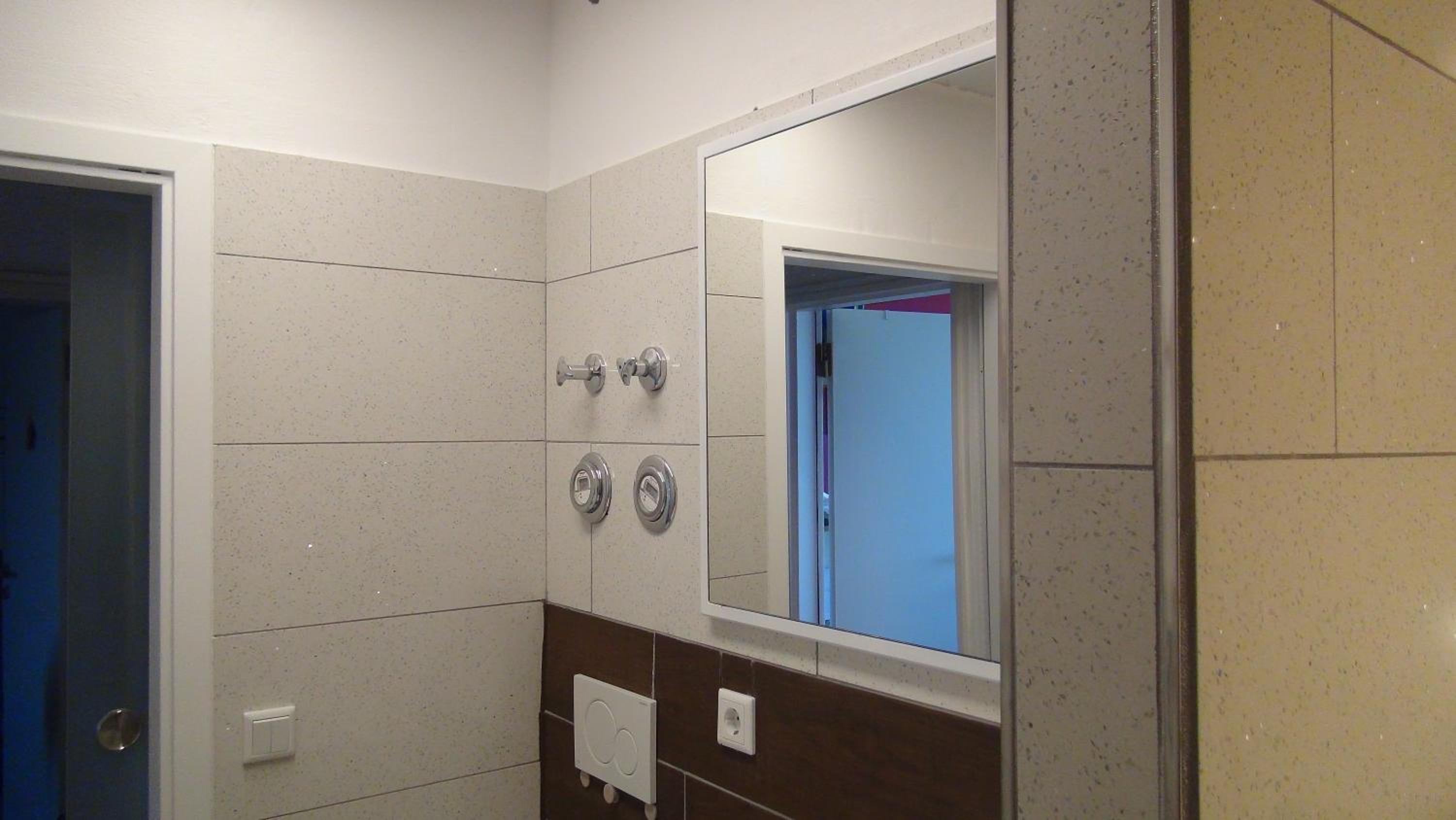 Guestroom with wide view and pool near city side, 2nd guest with extra bed possible view 4