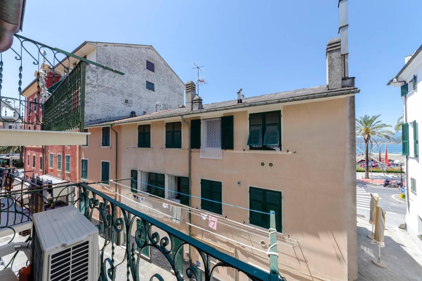 JOIVY Flat for 4, close to 2 Beaches, Sestri Levante view 2