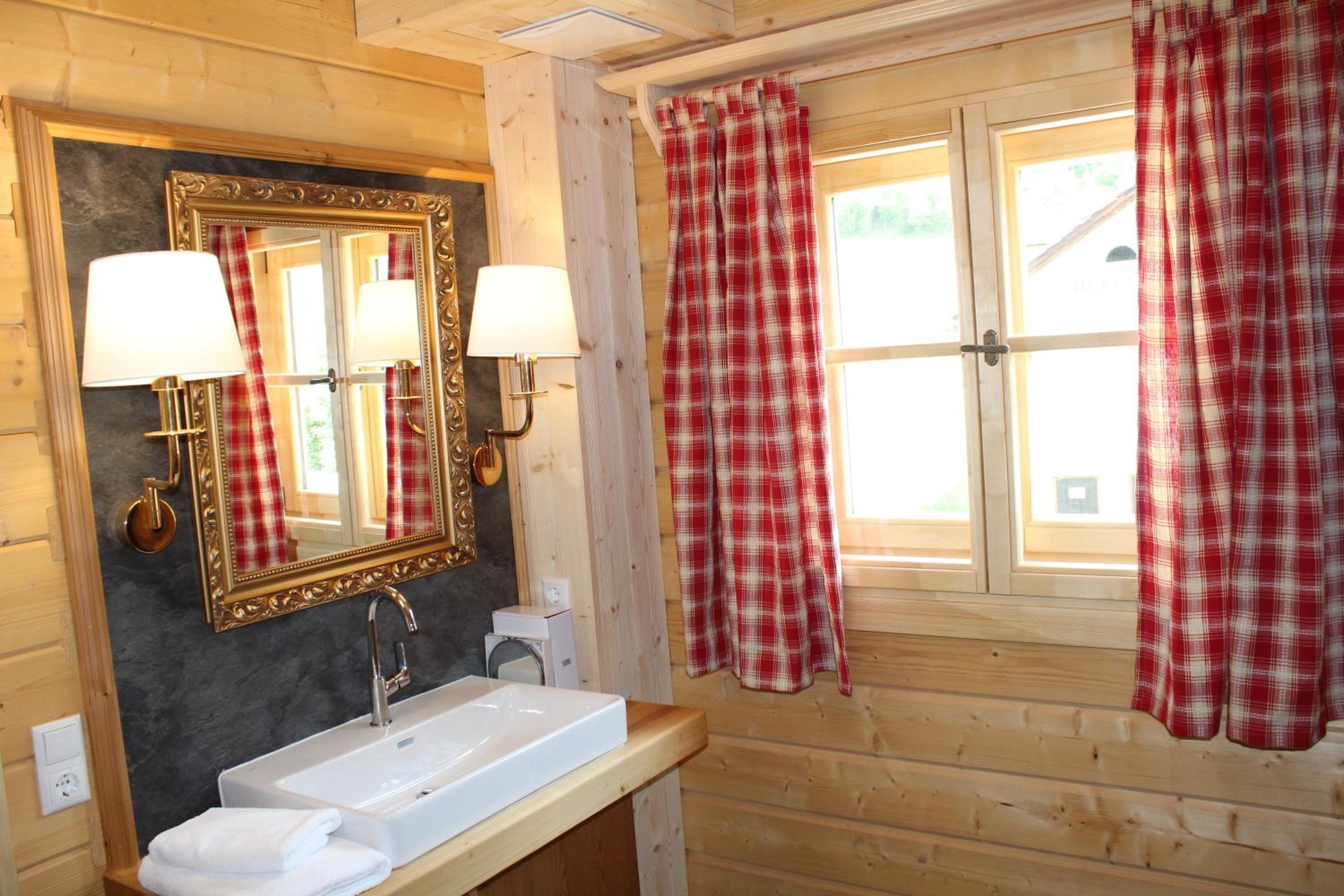 Schlosswirt Chalets & Apartments