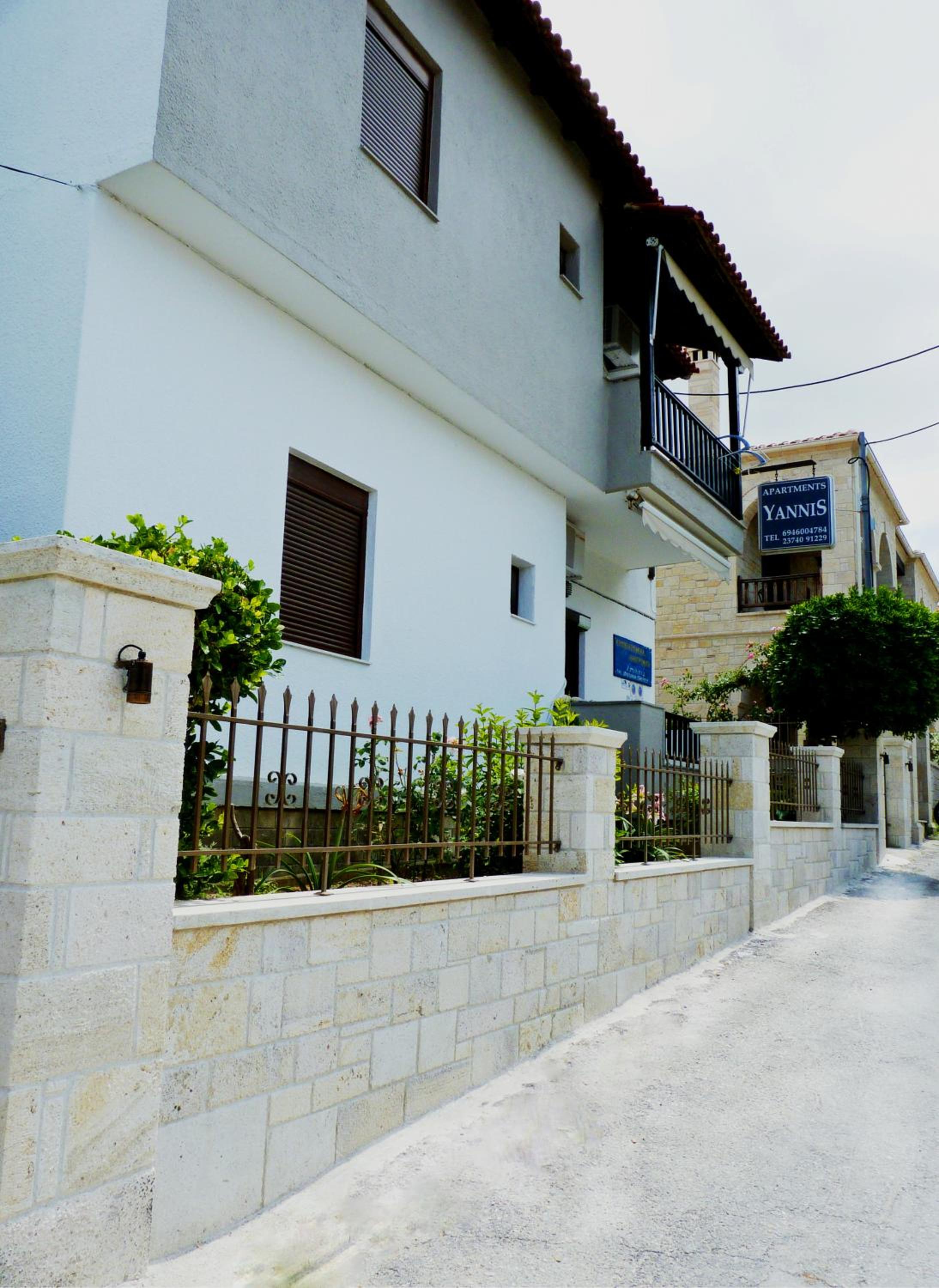 Yannis Apartments