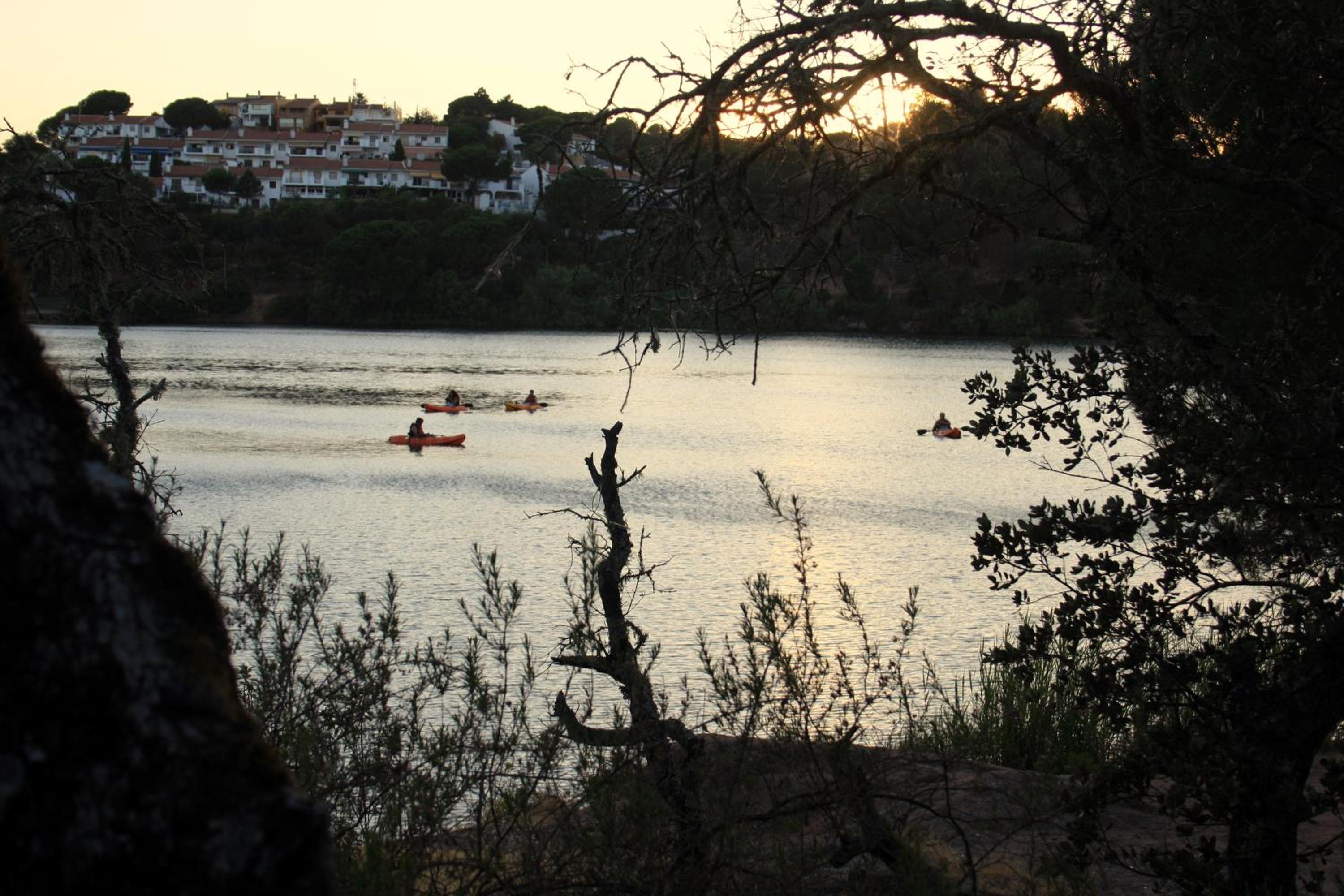 LAS CABAÑAS DEL LAGO más pase piscina las 2 columnas Del 1 junio 2026 al 30 agosto 2026 view 3