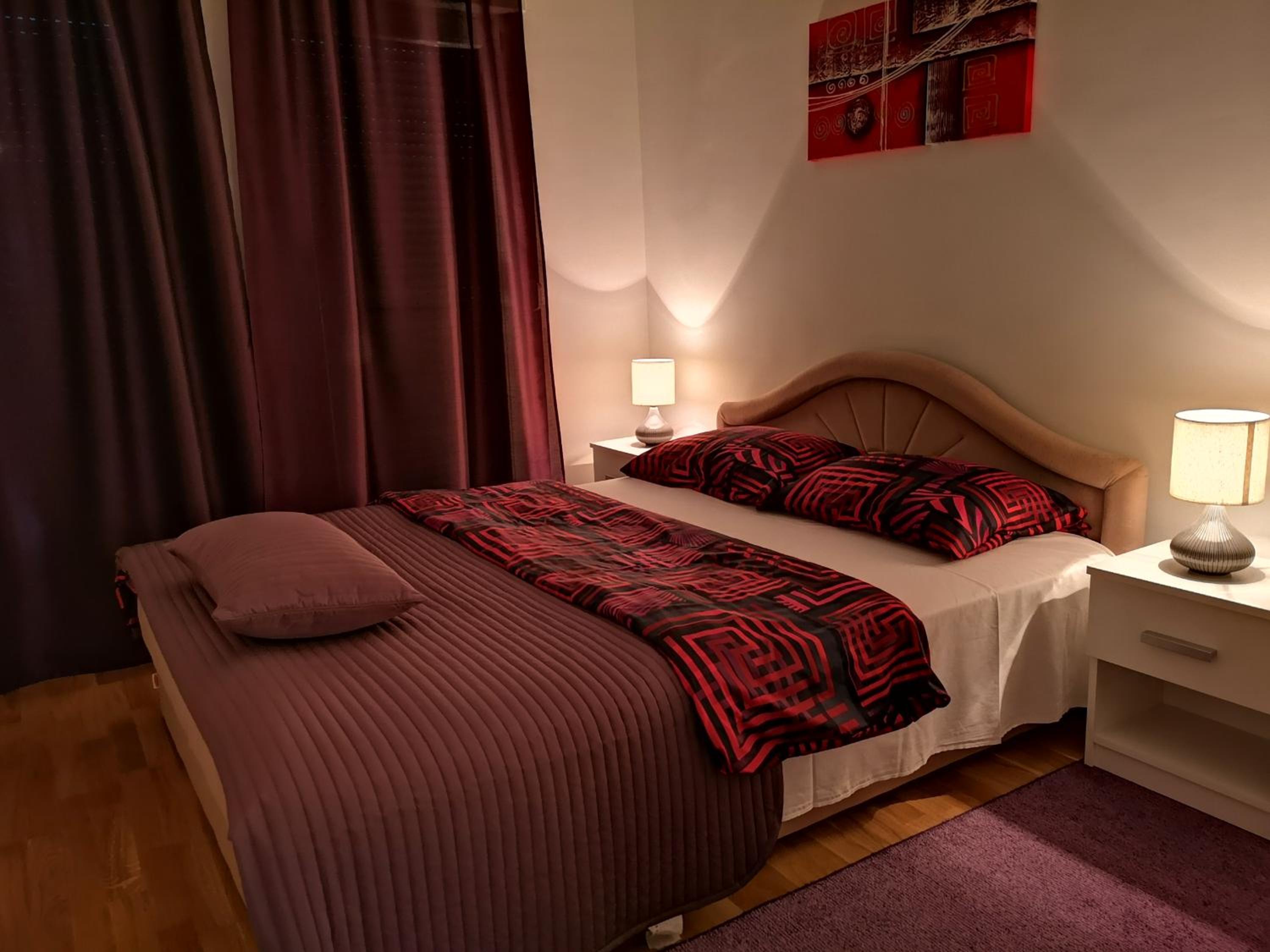 Quiet Apartment in City Center, Free Private Parking