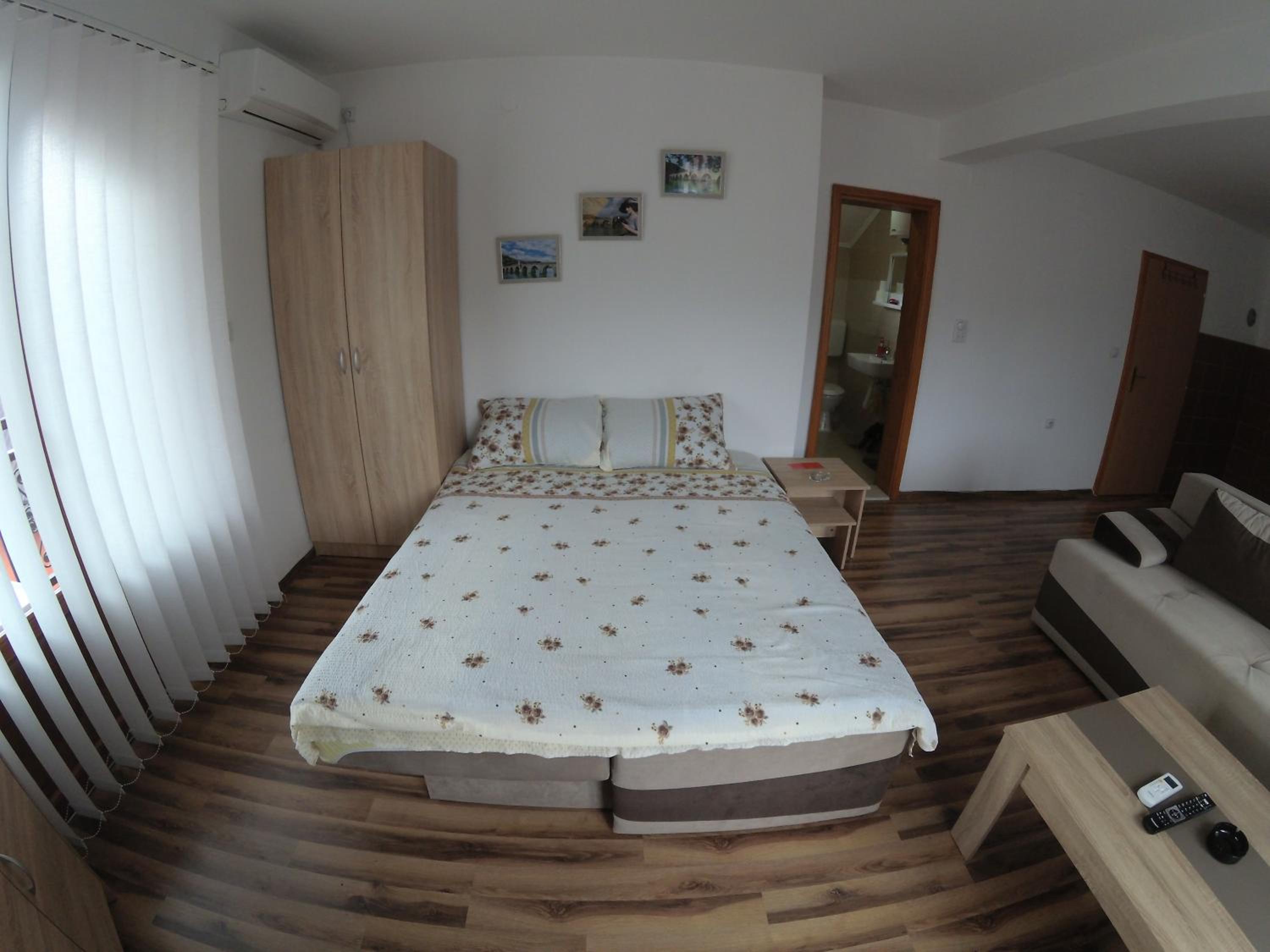 Apartment and rooms Konak