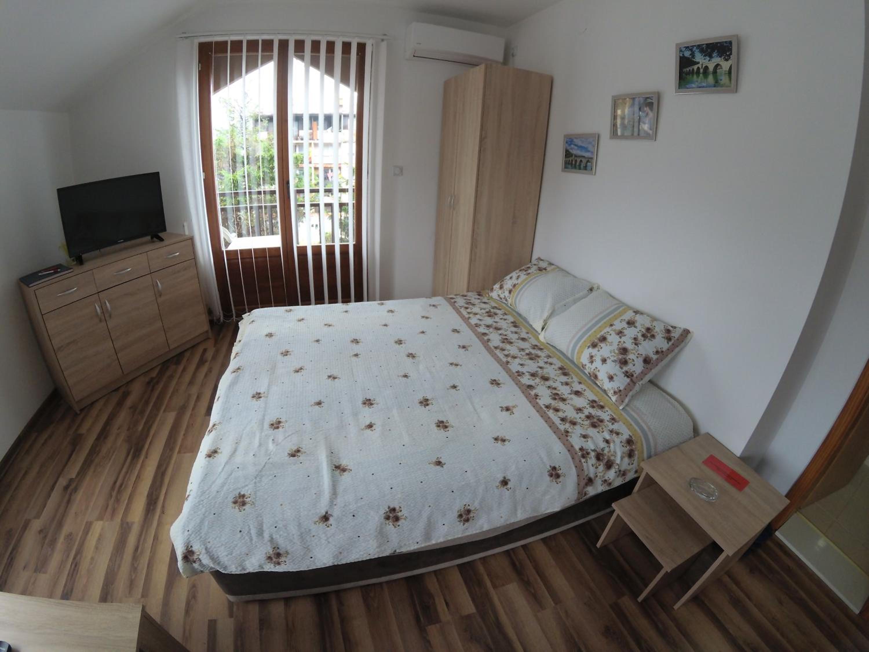 Apartment and rooms Konak