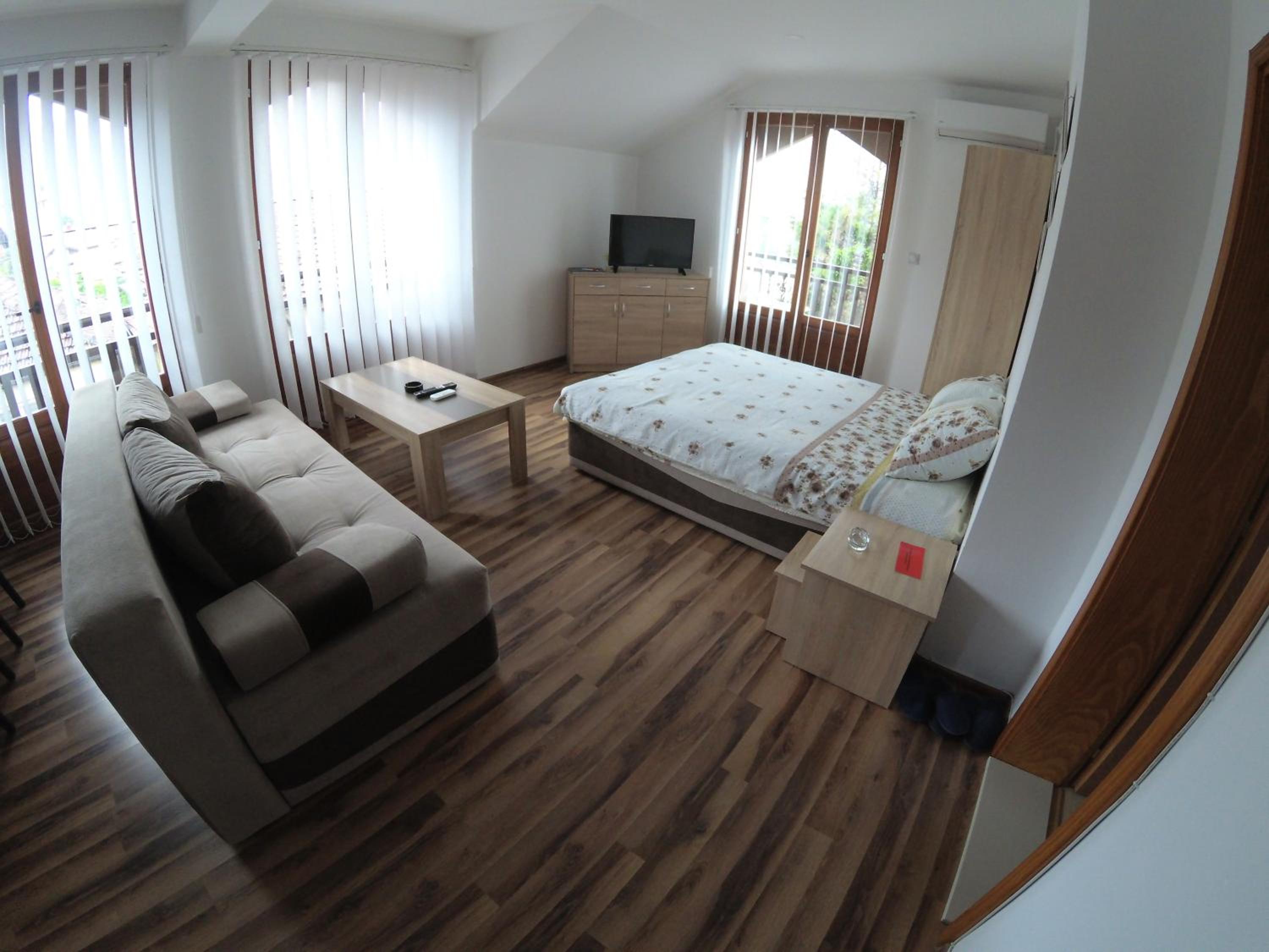 Apartment and rooms Konak
