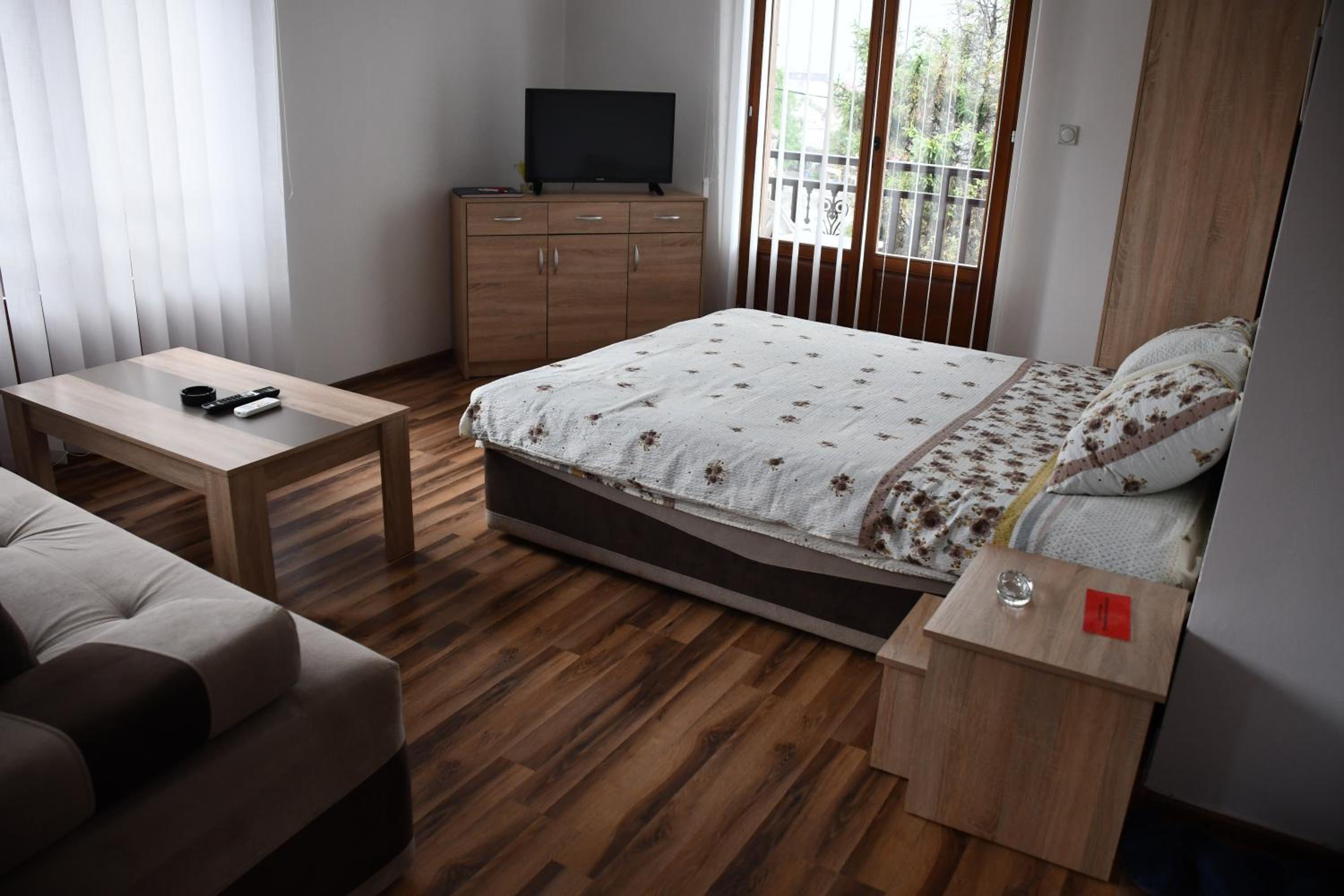 Apartment and rooms Konak