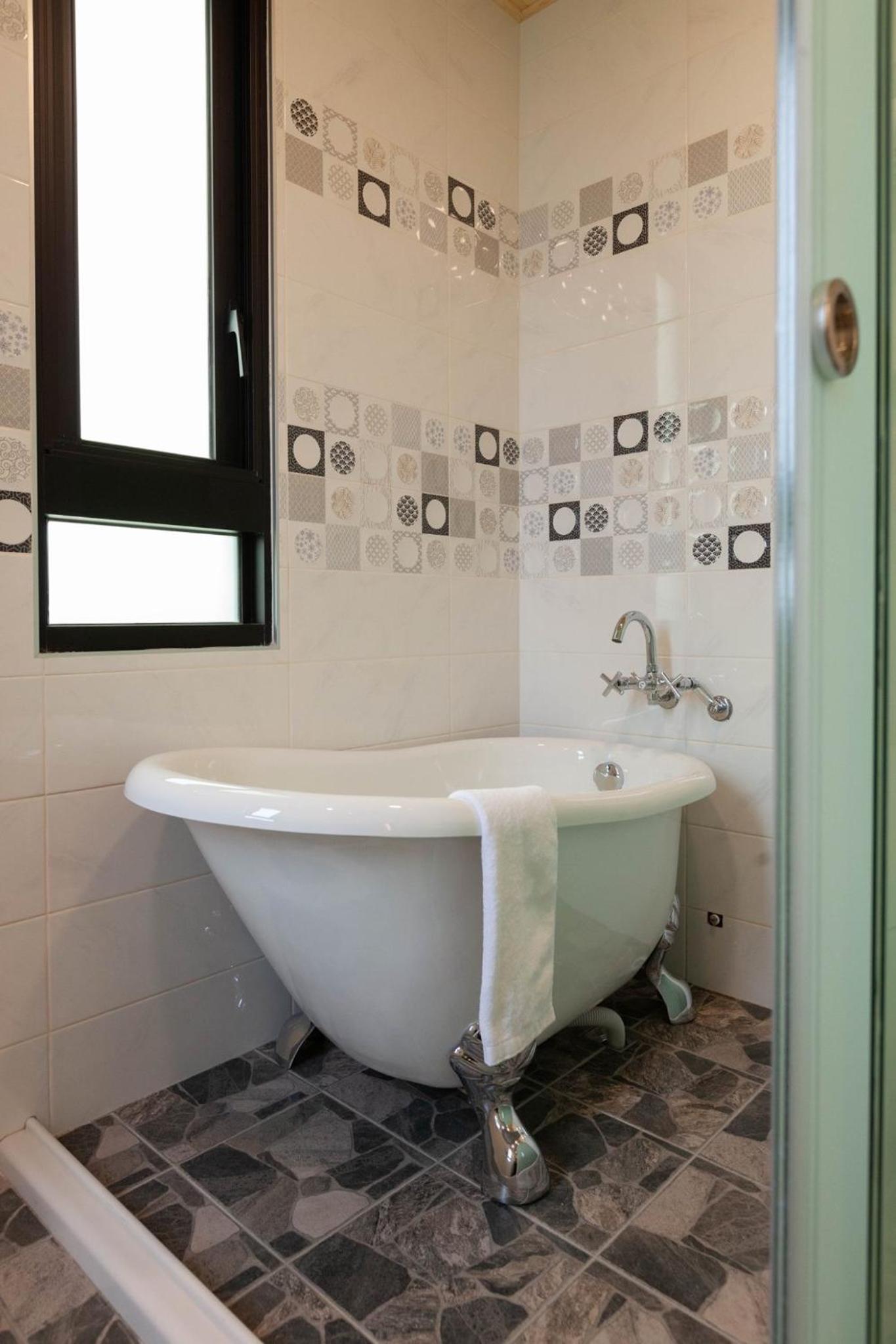 123 Hall view 4