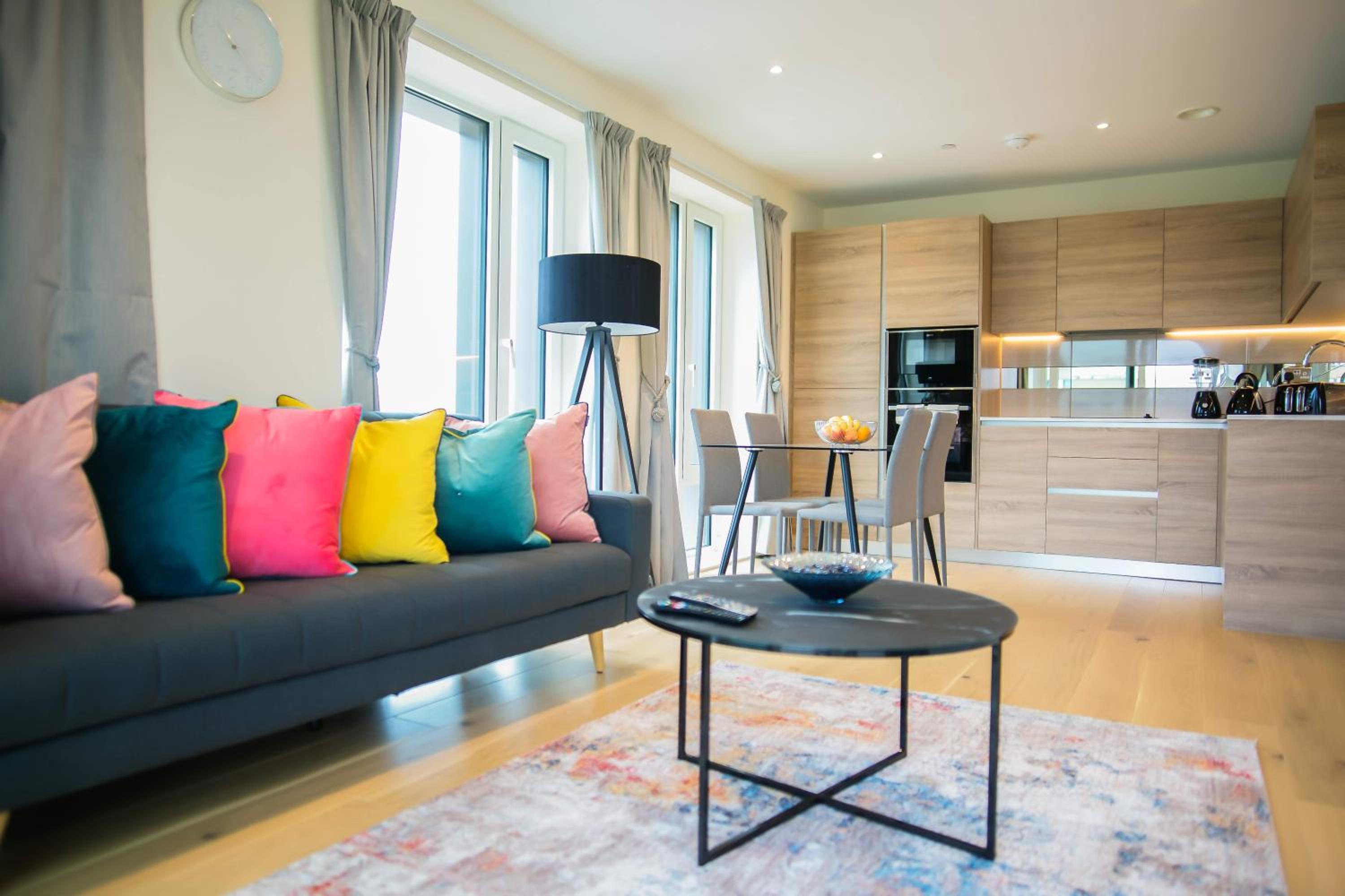 Thames View 2 Bed Apartment With Balcony