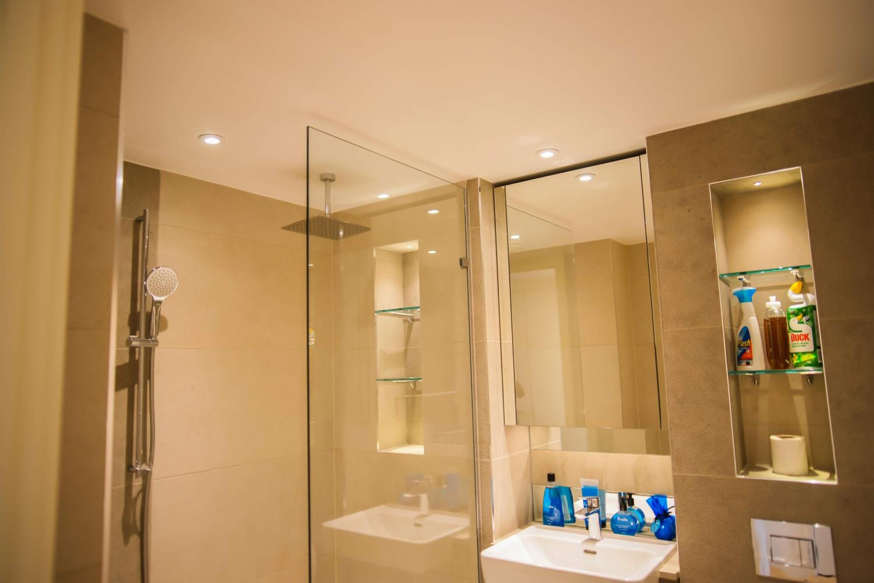 Thames View 2 Bed Apartment With Balcony
