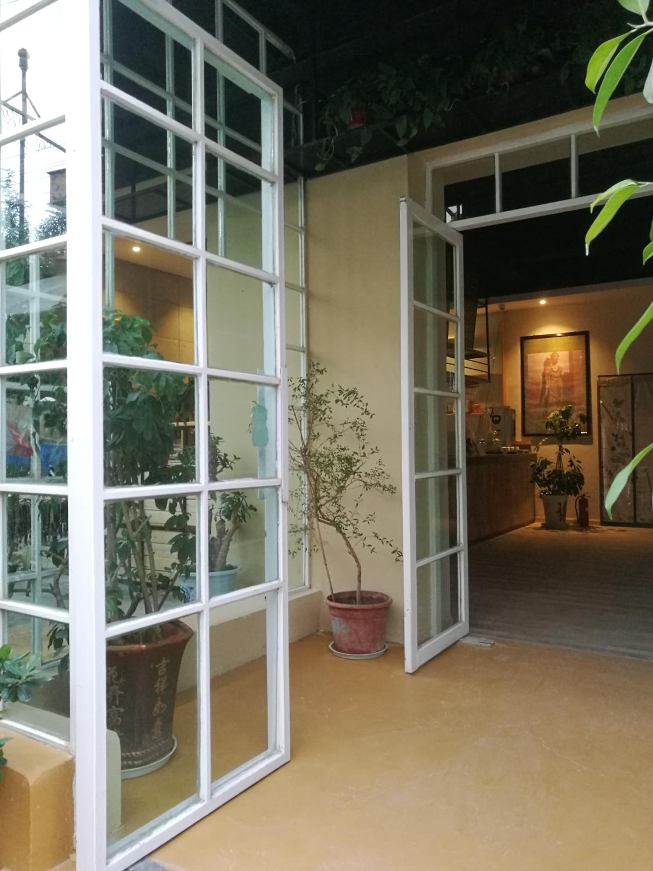 Right Here Hotel (Dunhuang International Youth Hostel)