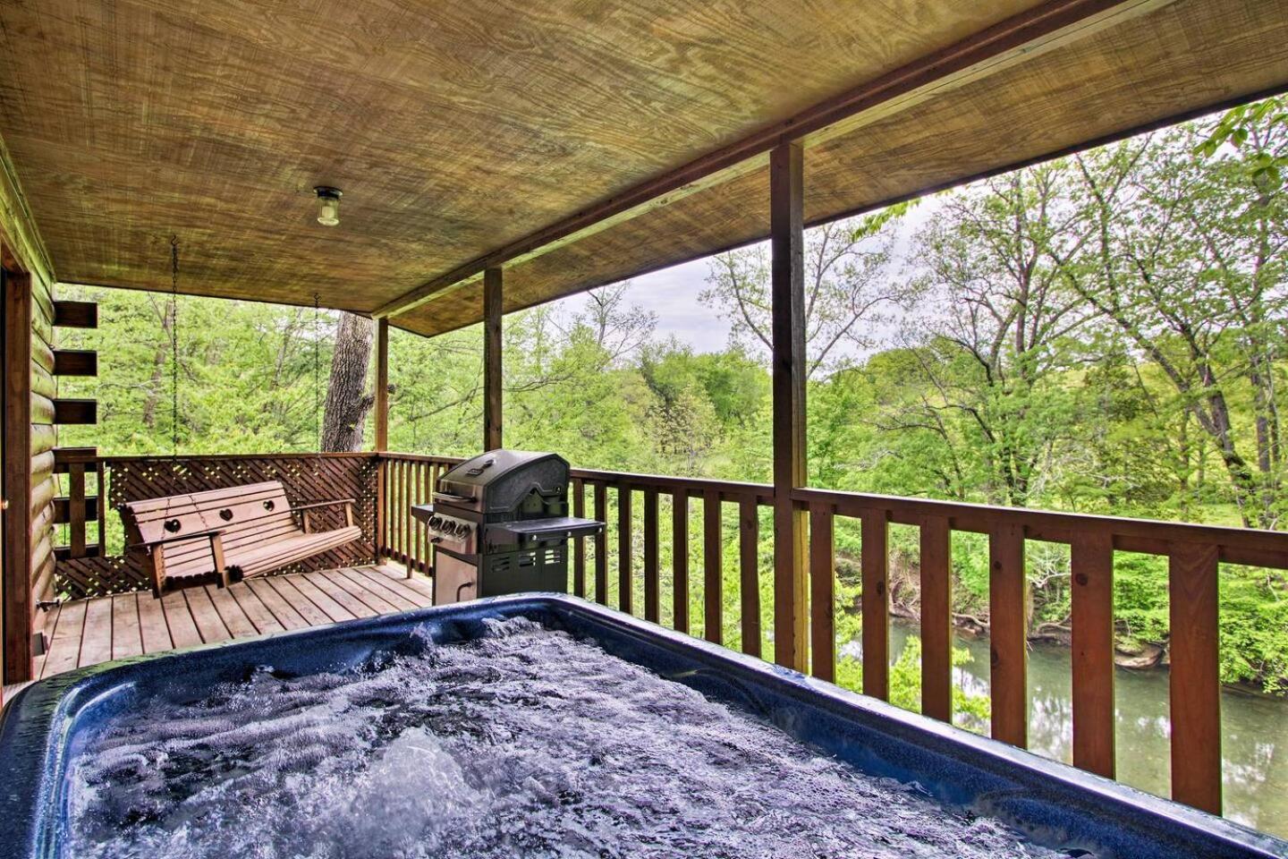 River Rush- Cozy Riverfront Cabin 5 Mi to Pigeon Forge view 2