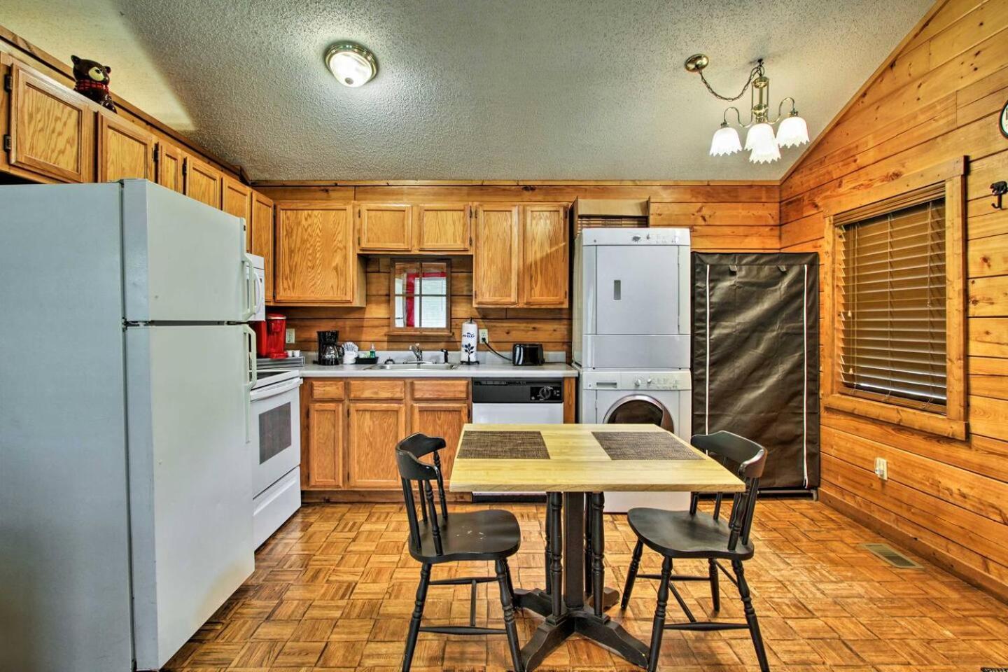 River Rush- Cozy Riverfront Cabin 5 Mi to Pigeon Forge view 3