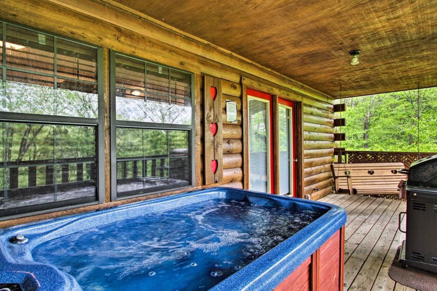 River Rush- Cozy Riverfront Cabin 5 Mi to Pigeon Forge view 4