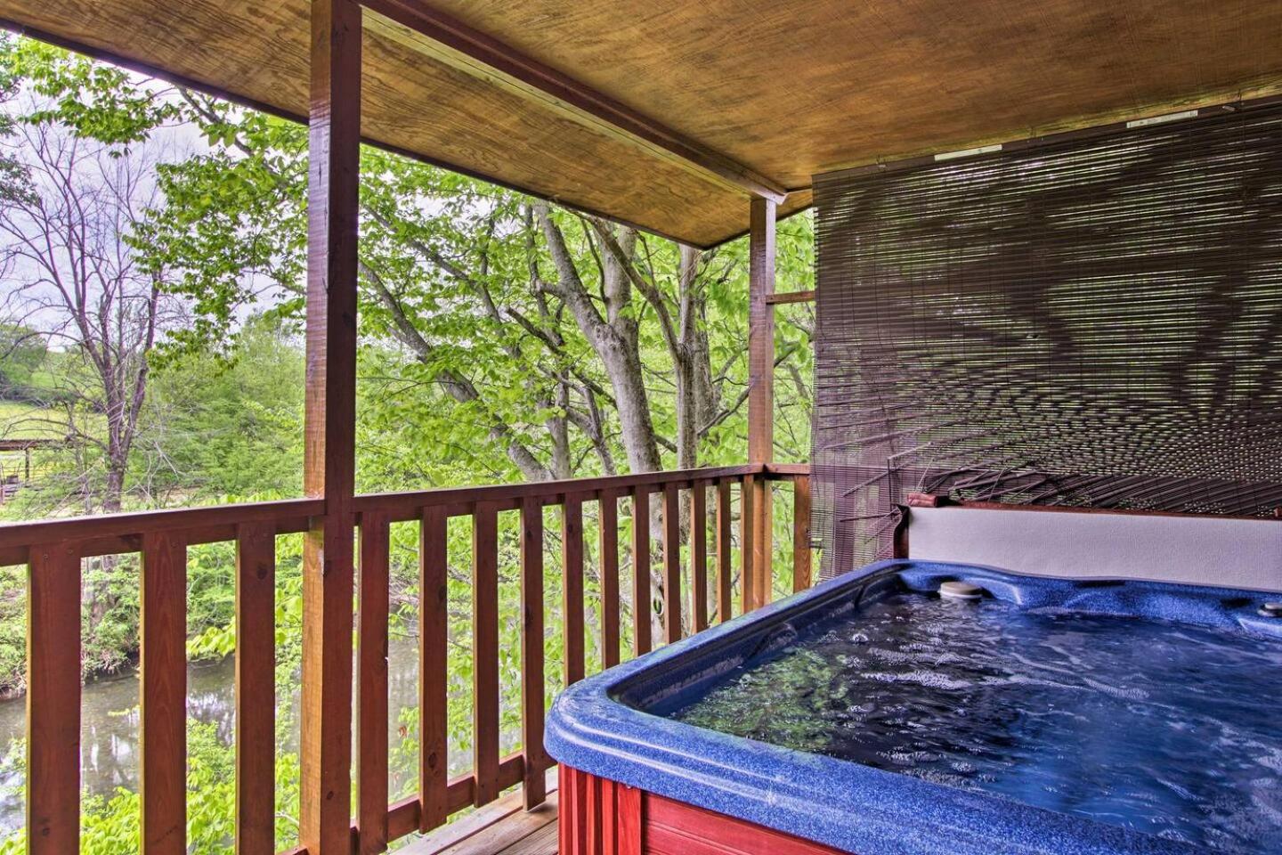 River Rush- Cozy Riverfront Cabin 5 Mi to Pigeon Forge view 5