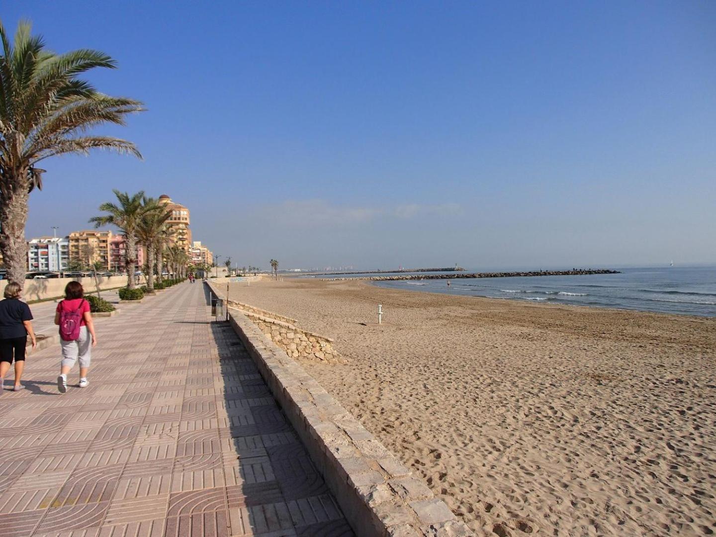 Valencia, ideally located 3bed-2bath apart.Few mints walk from beach,pool,shop. view 5