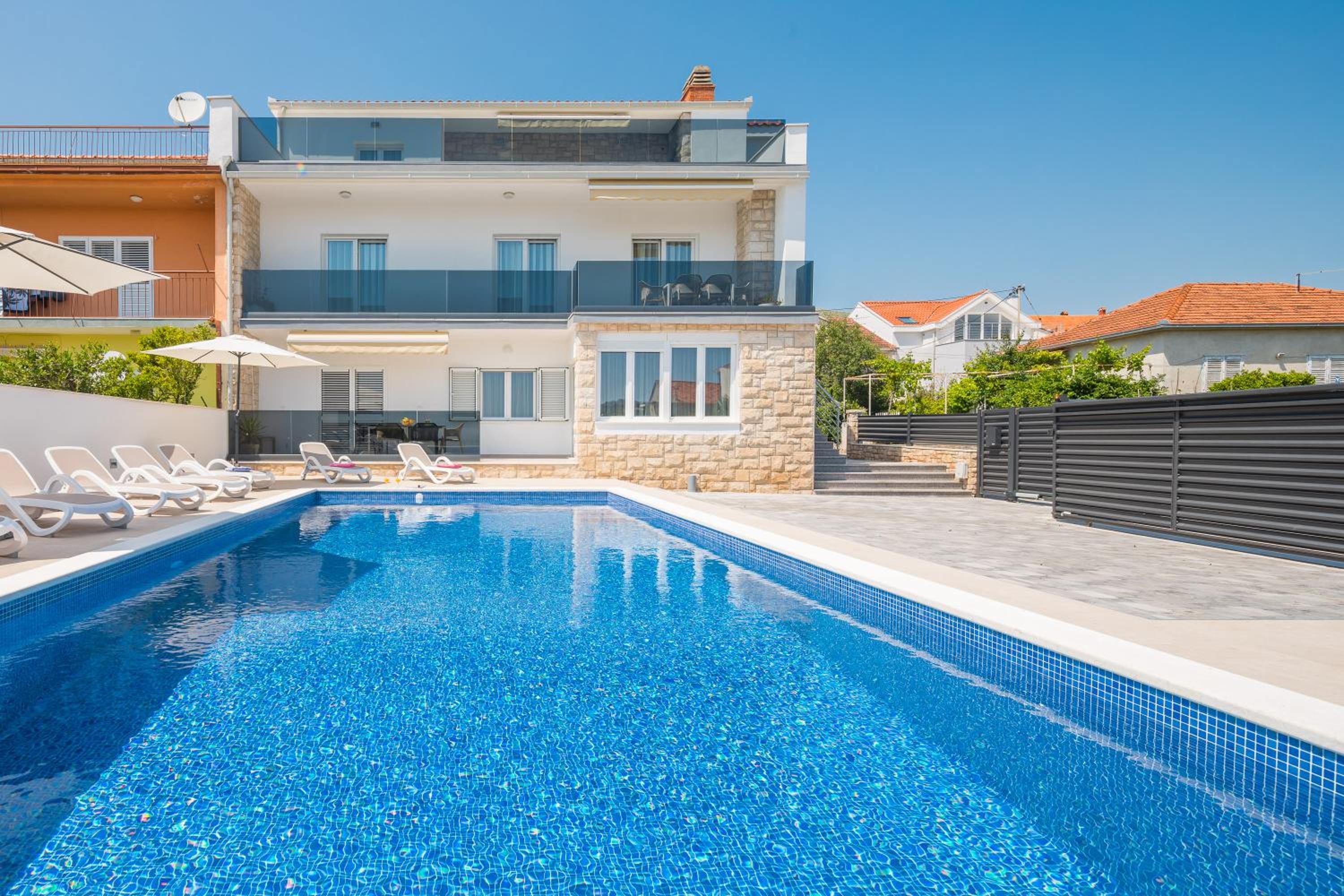 Apartments Apollo en Trogir — recepcion & lobby