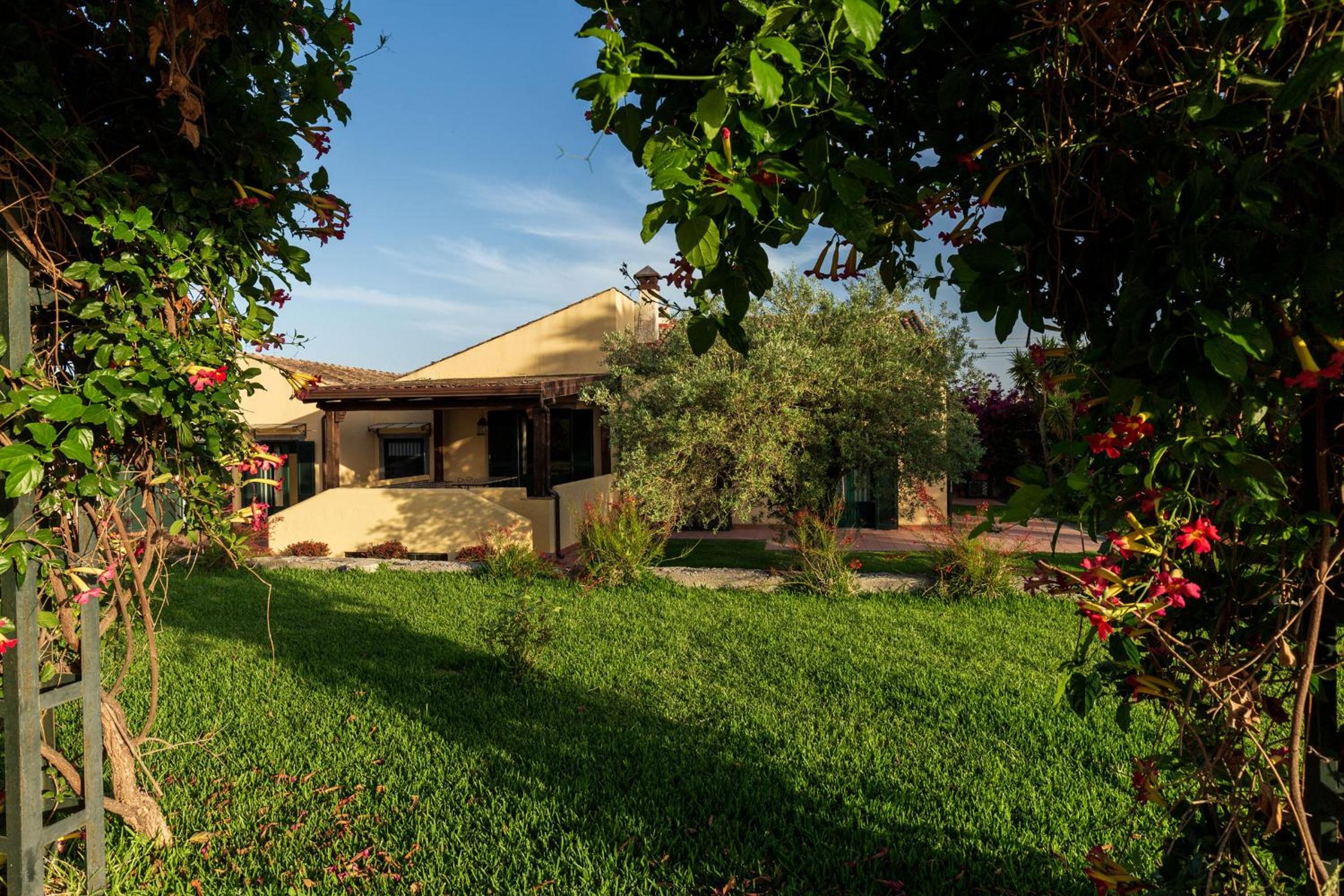 Le case del Principe-Villa Alliata Taormina country view 4