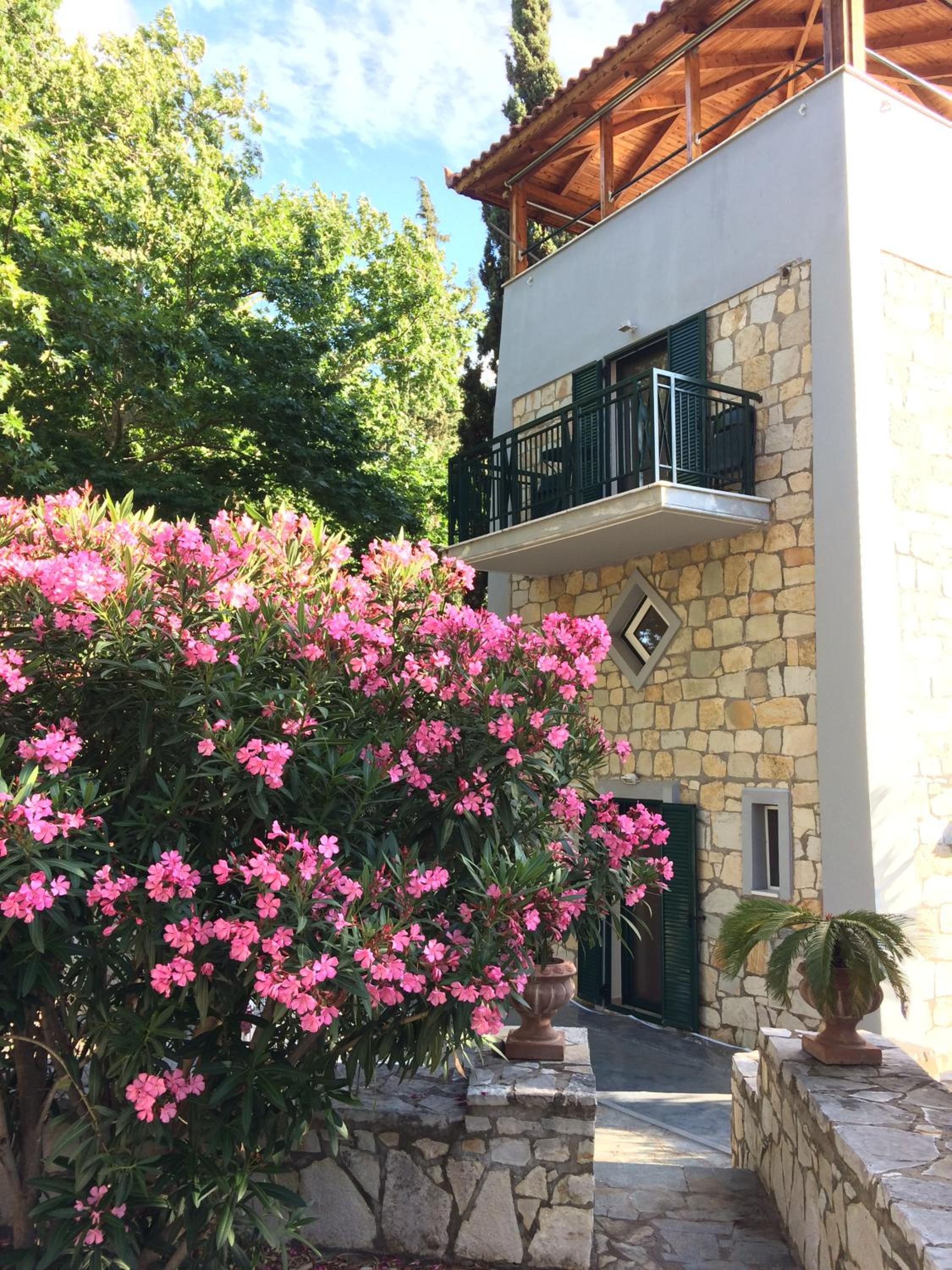 Steinturm mit Dach-Terrasse zwischen Fluß, Meer und Gebirge- Spiti Pirgos