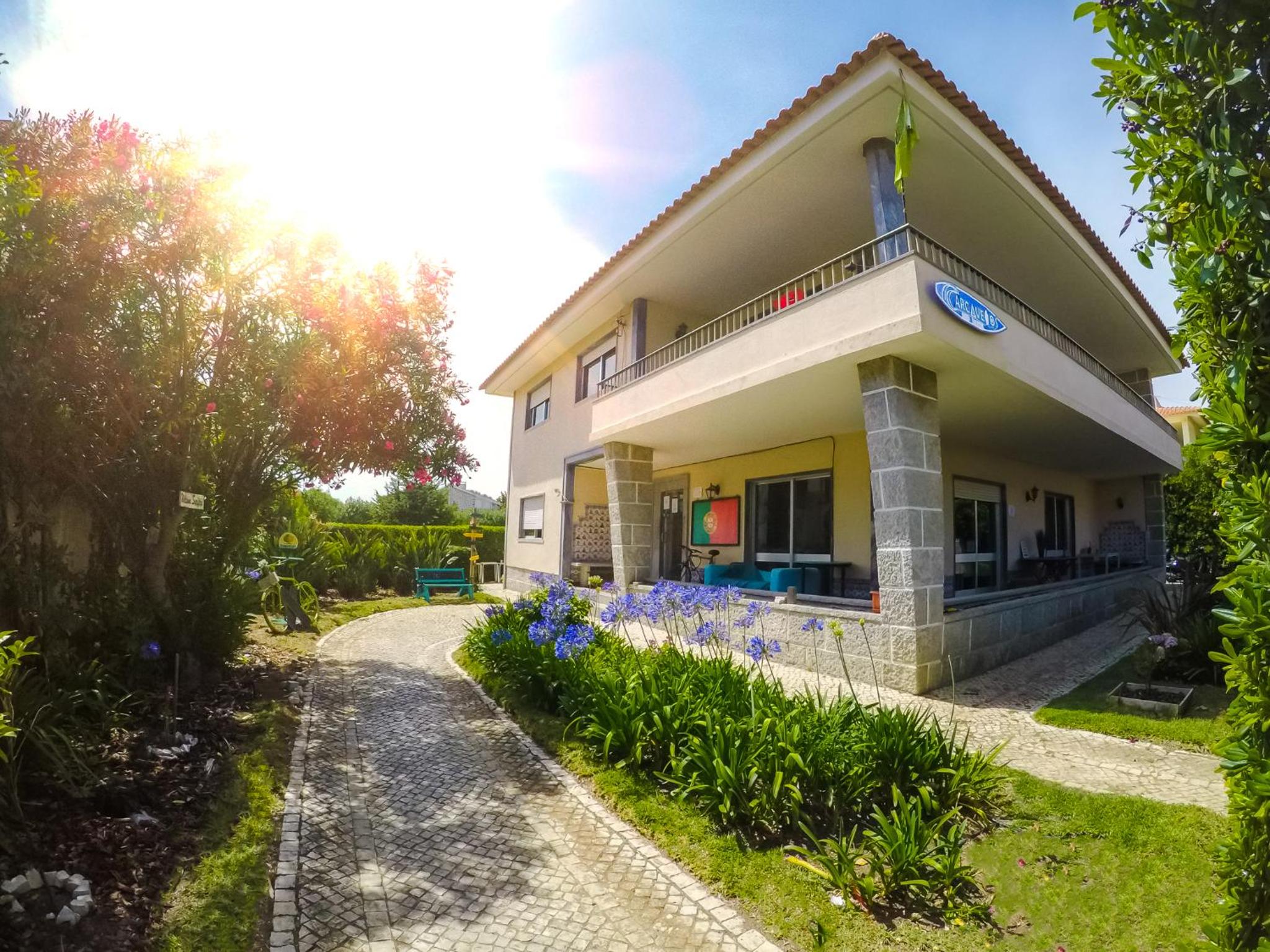 Hotel Carcavelos Surf Hostel and Surf Camp - Image 1