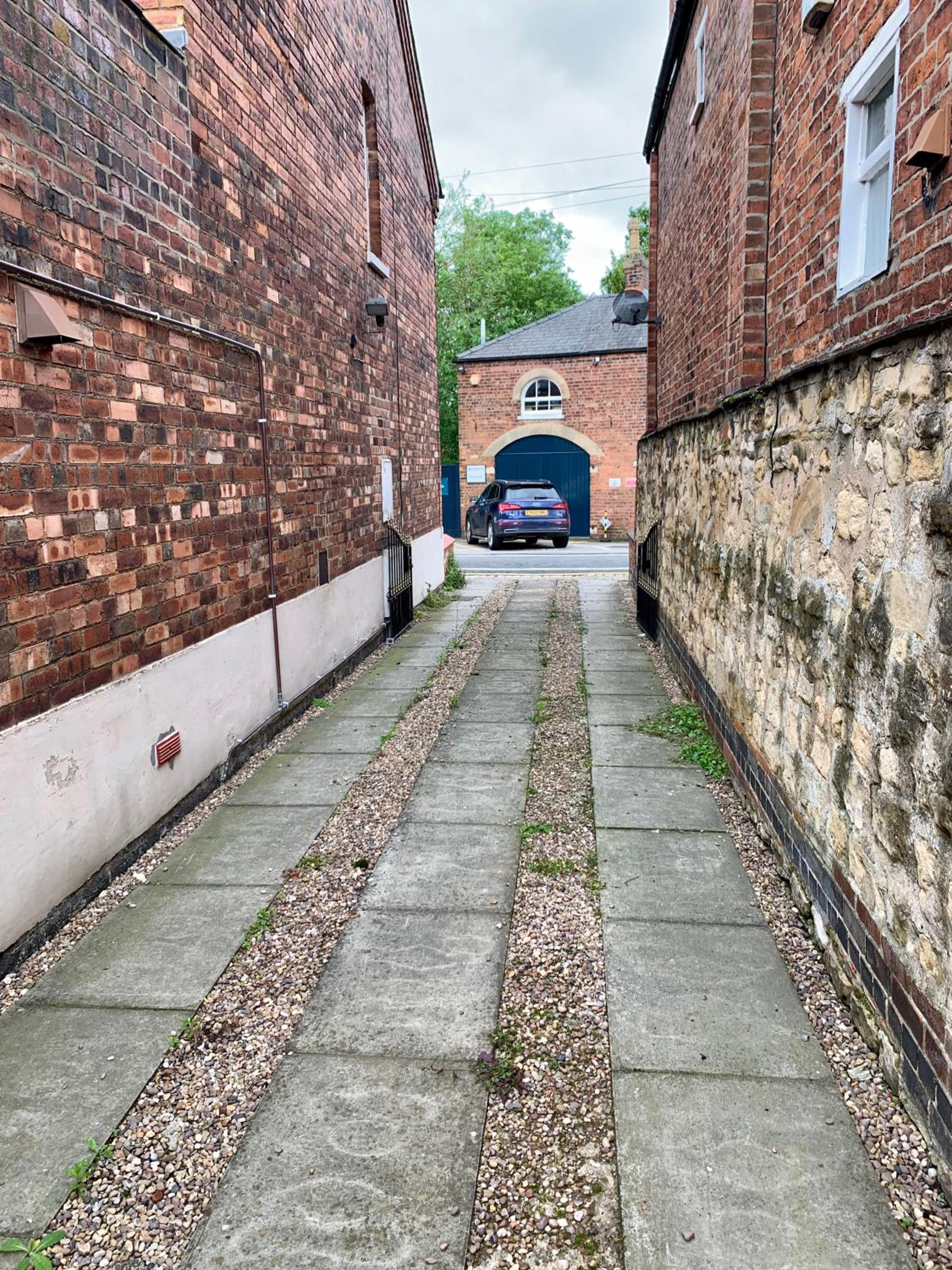 Cathedral Quarter House with free Secure Driveway Parking for 2 Cars, photo 16