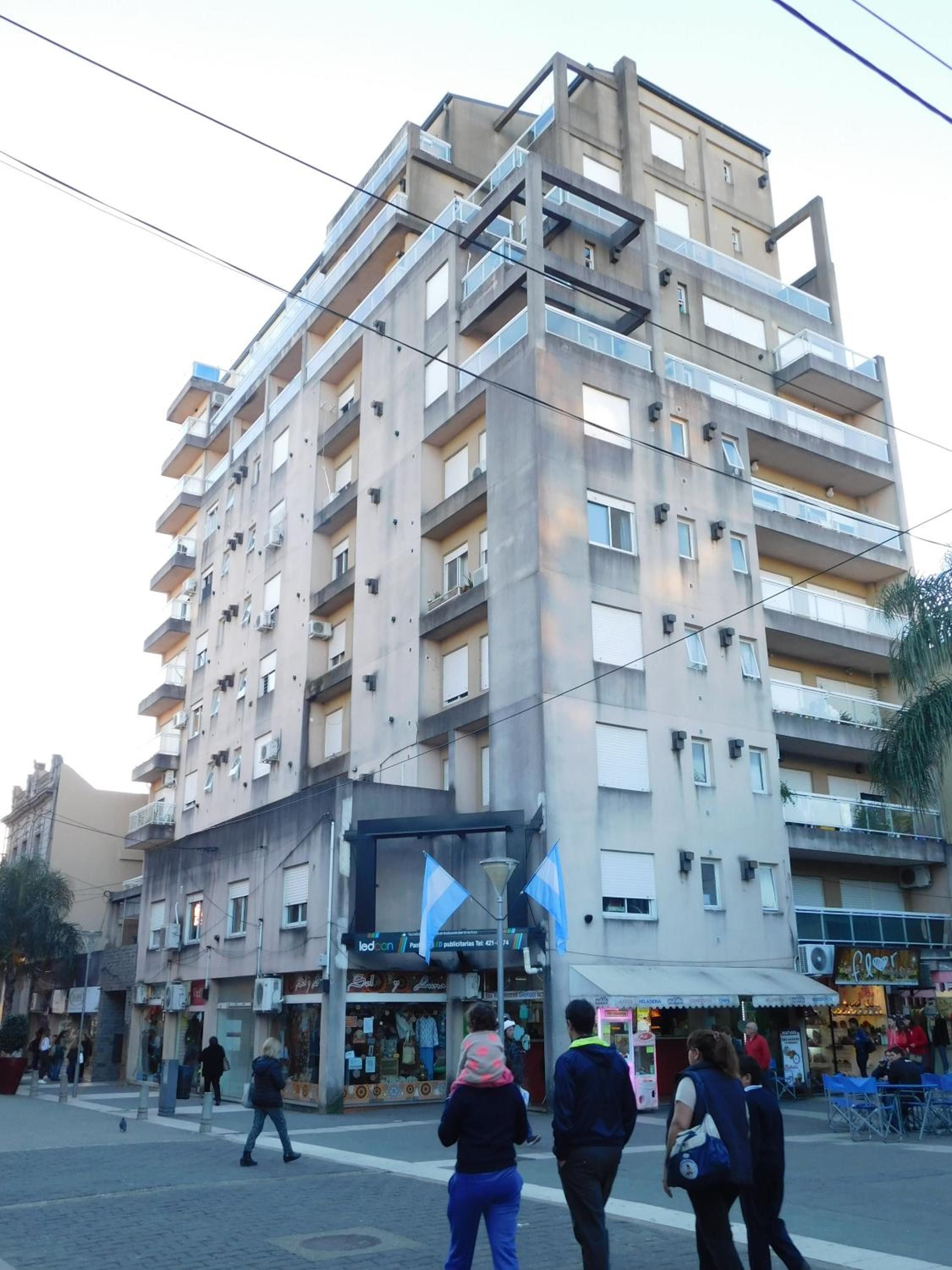 Departamento en peatonal con terraza y vista al río Uruguay