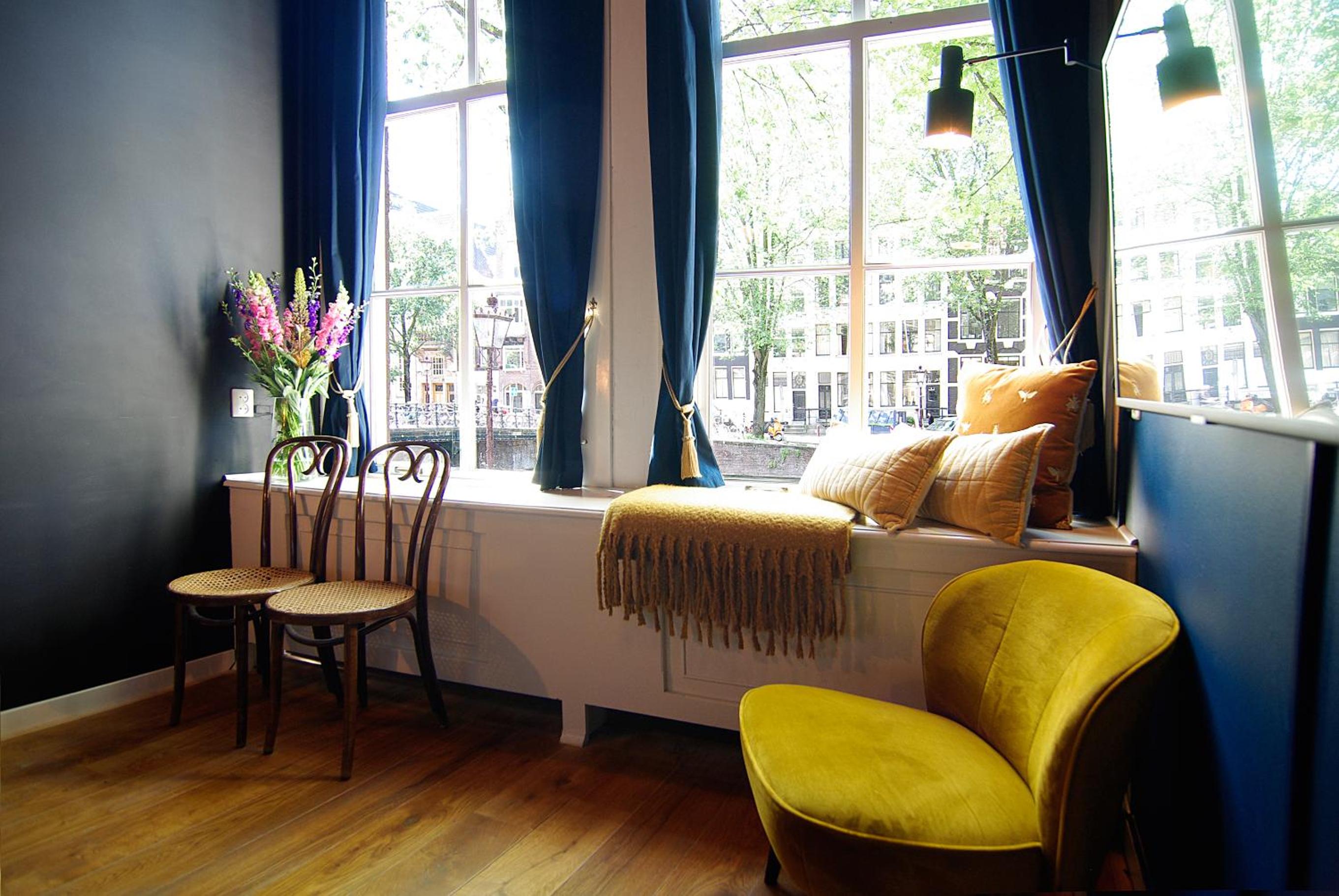 1637: Historic Canal View Suites