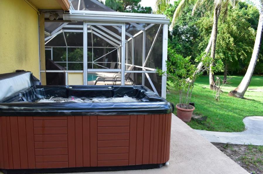 JUPITER WATERFALLS - NEWLY UPDATED - TIKI HUT, FIRE PIT, KITCHEN, POOL HEATER and MORE view 2