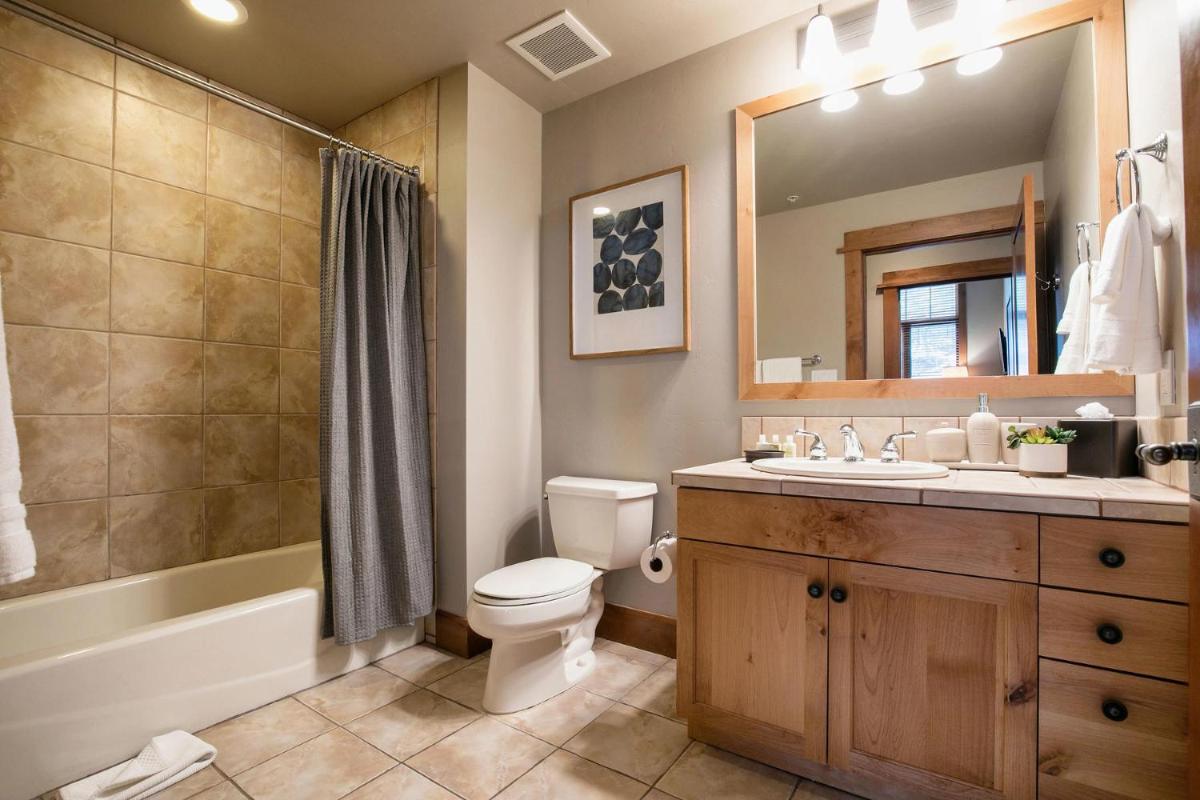 New Listing in the Heart of the Village at Northstar! Iron Horse South 106 view 2