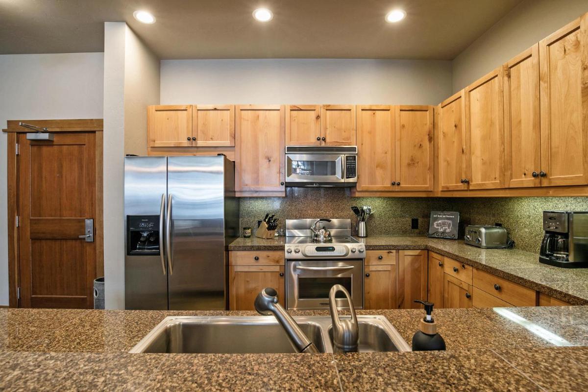 New Listing in the Heart of the Village at Northstar! Iron Horse South 106 view 3