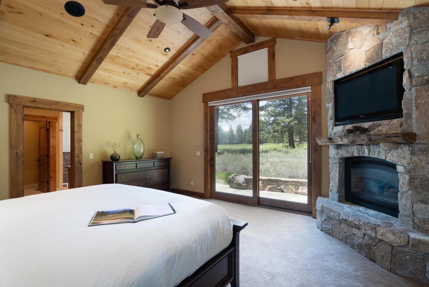 Luxury 4BD Residence on Old Greenwood Golf Course. Free Grocery Delivery! view 2