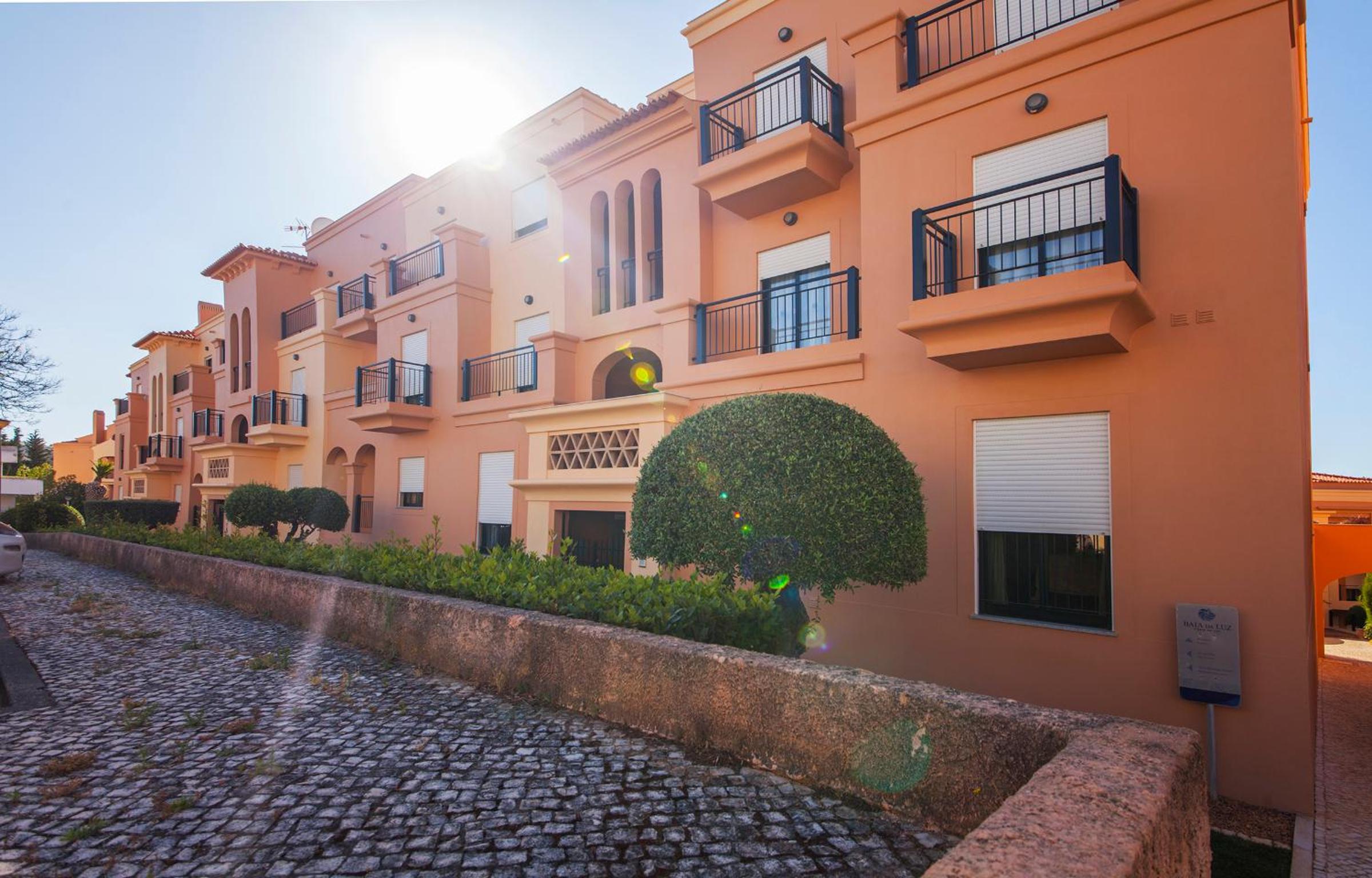 B27 - LuzBay 2 Bed Apartment view 3