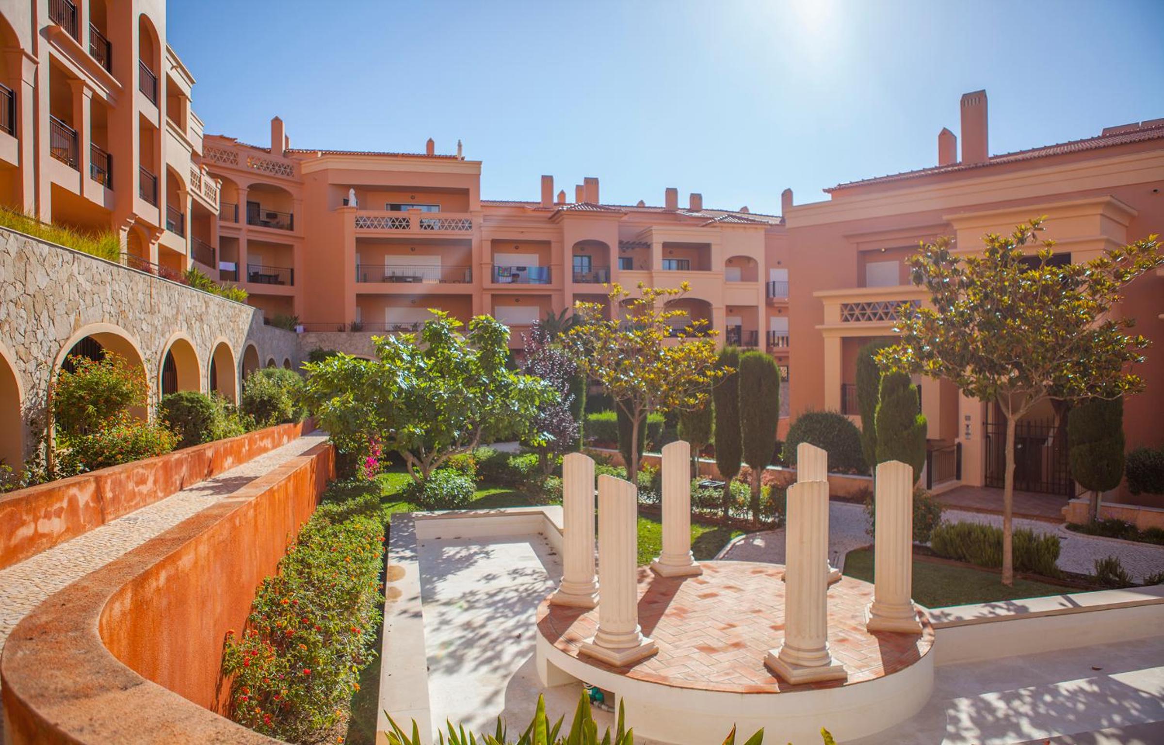 B27 - LuzBay 2 Bed Apartment view 4