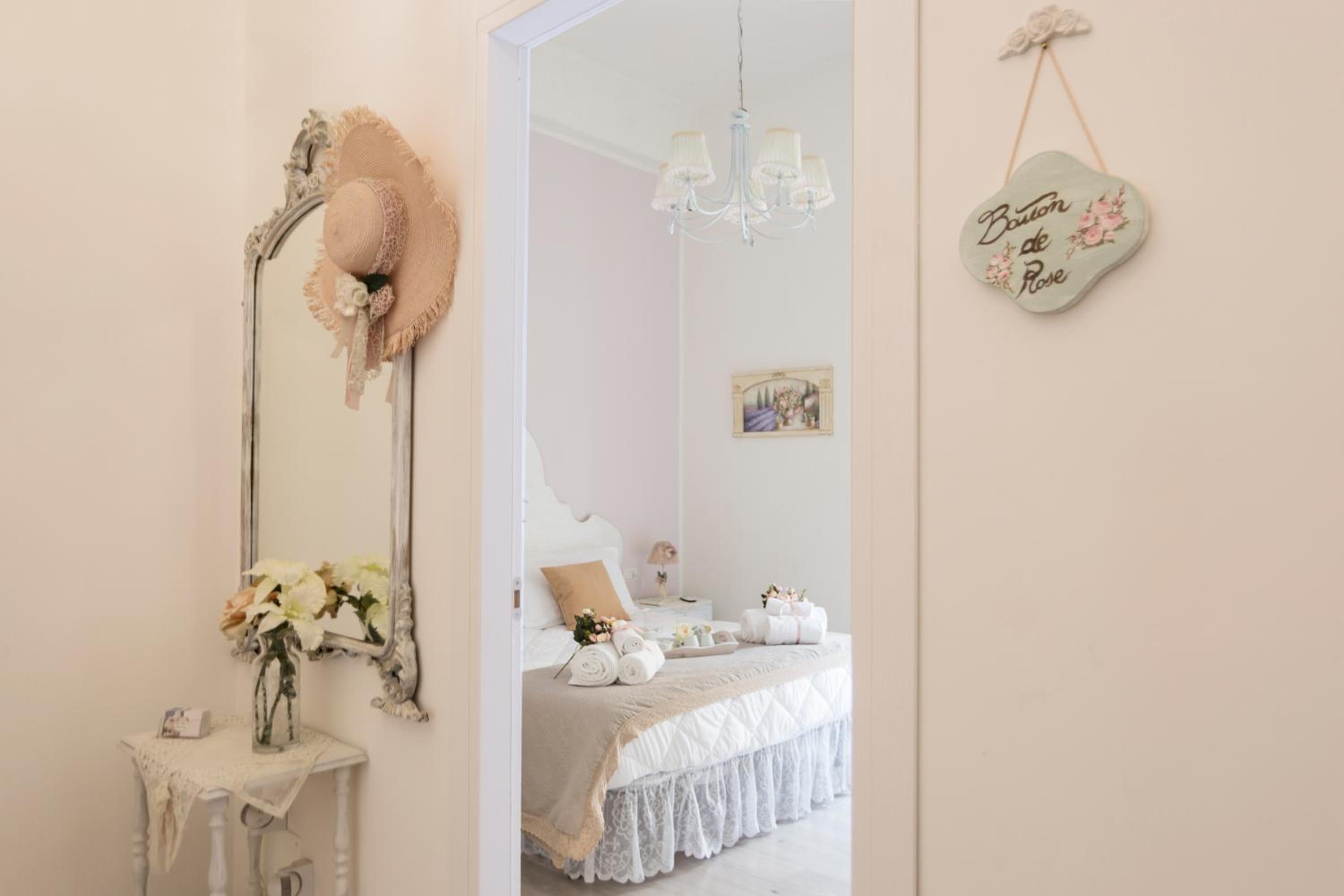 La Maison Romantique en Naples — hotel room