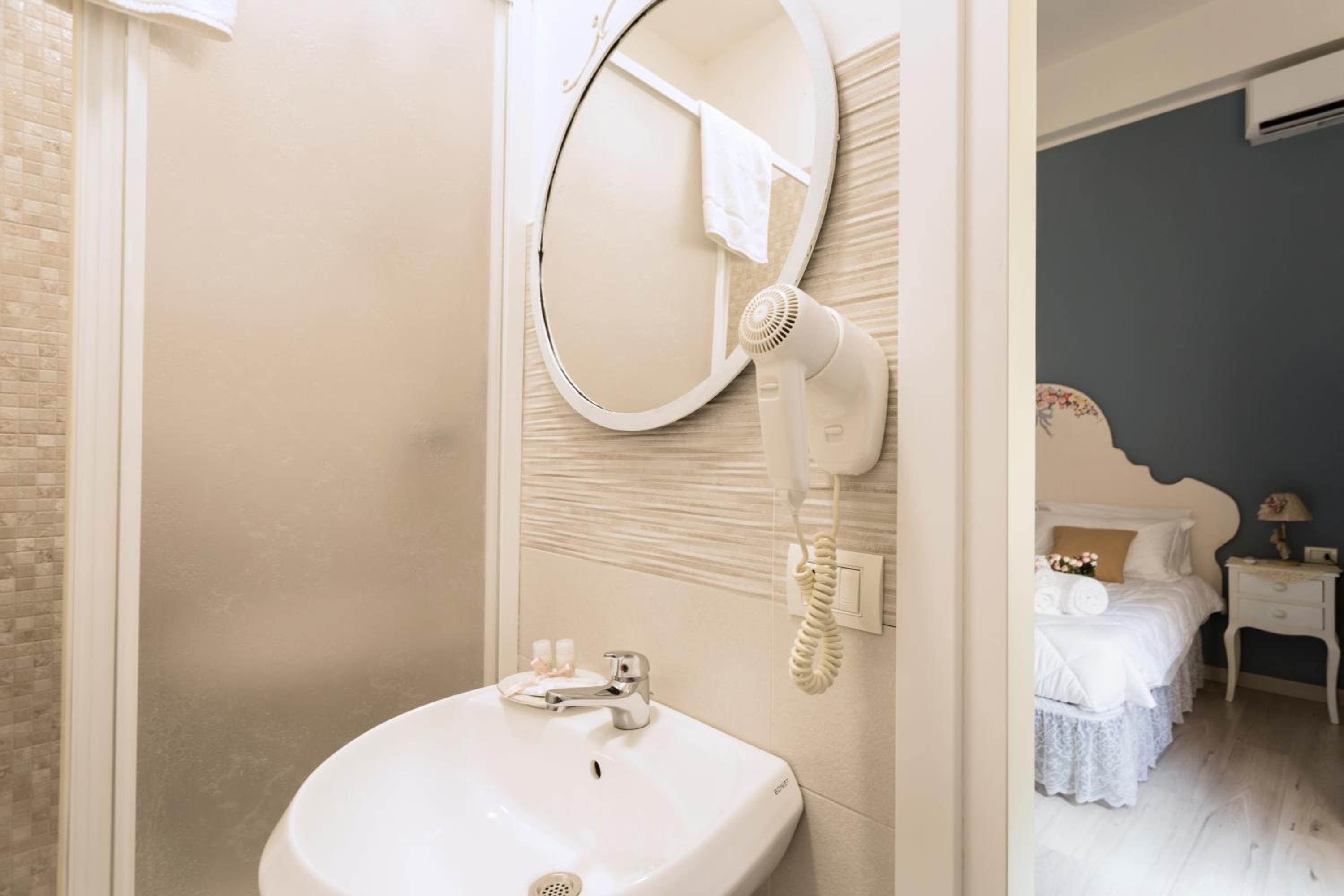 La Maison Romantique en Naples — bathroom