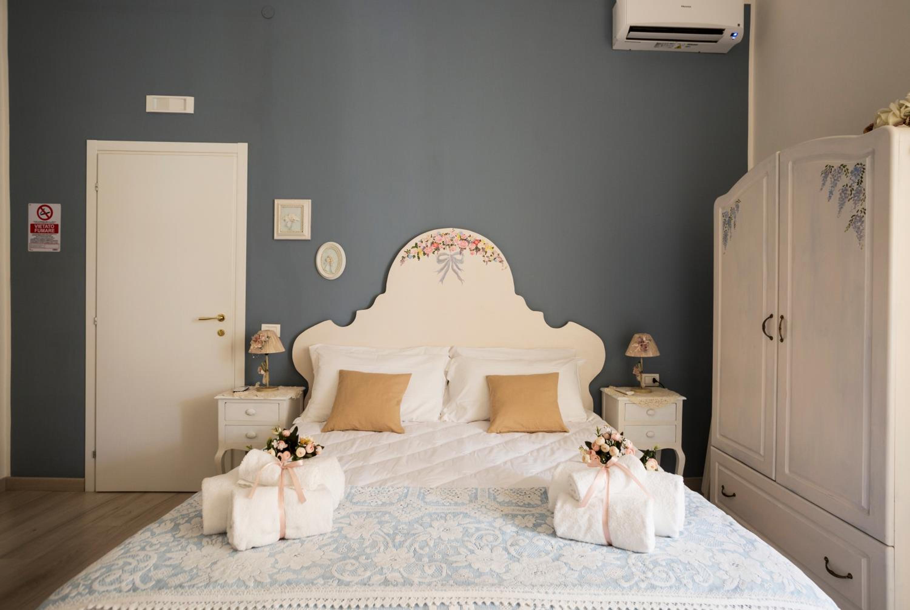 La Maison Romantique en Naples — hotel room