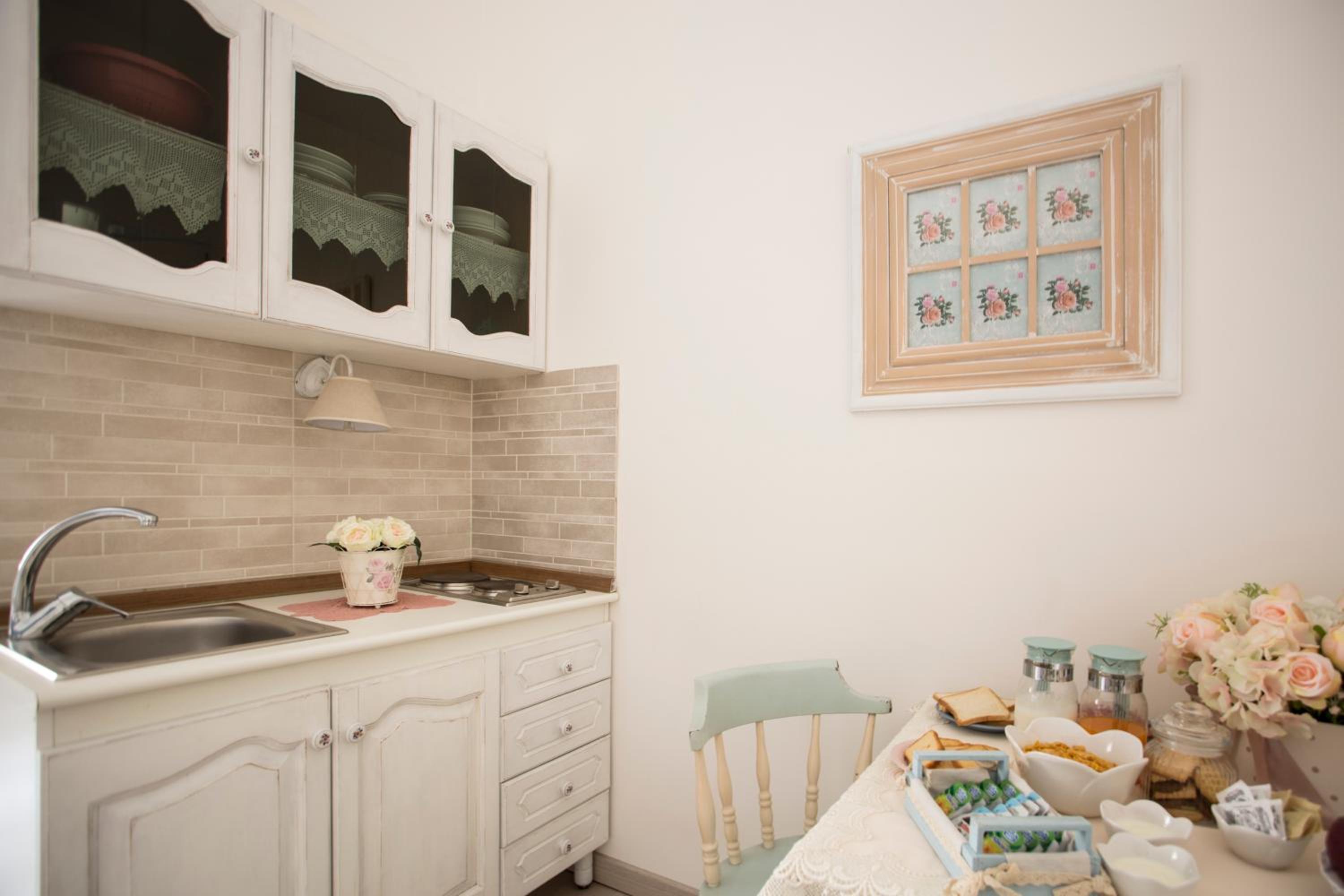 La Maison Romantique en Naples — kitchen